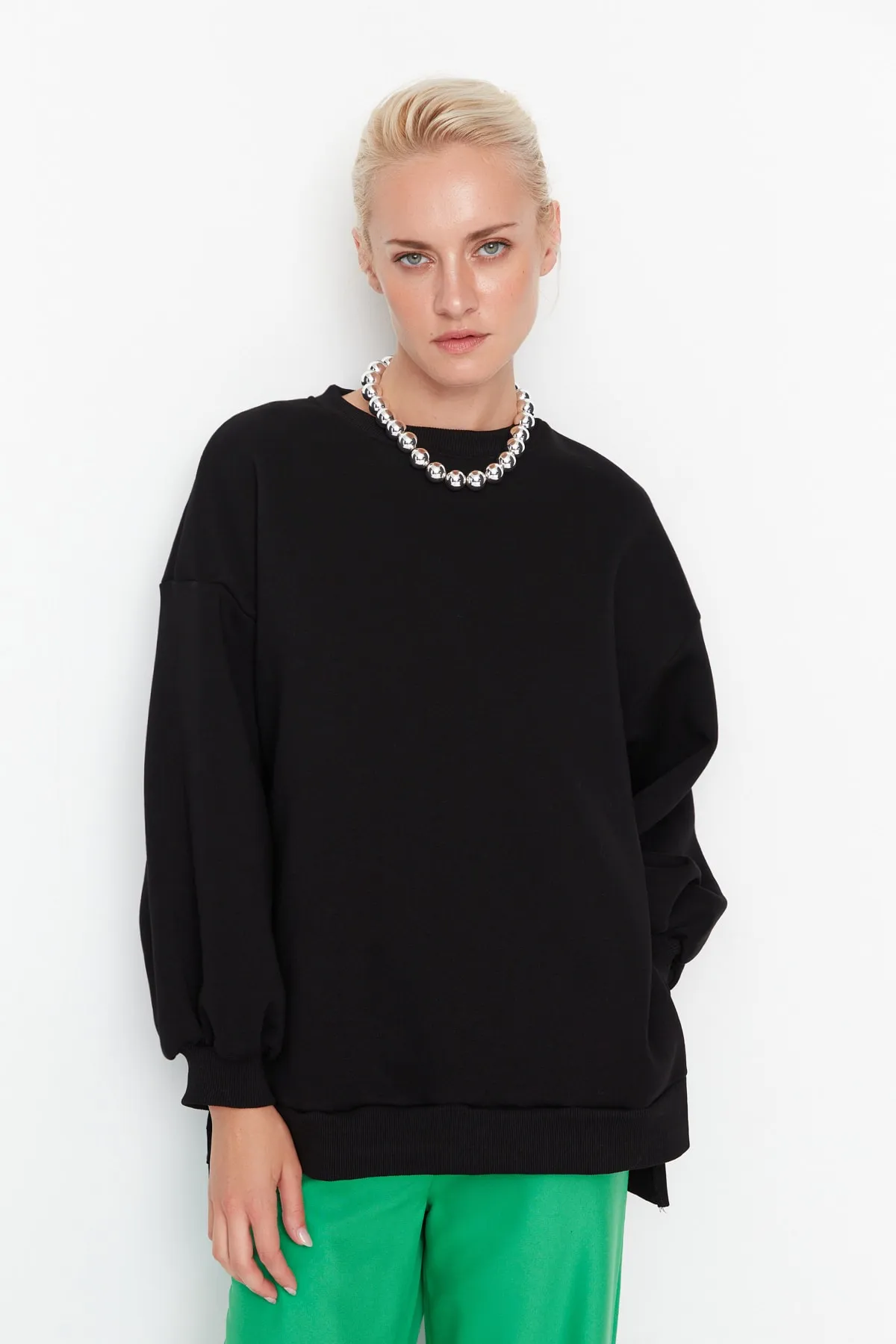 Trendyol Collection  Schwarzes Oversize/Wide Fit Strick-Sweatshirt mit Schlitzdetail innen aus dickem Fleece TWOAW23SW00195