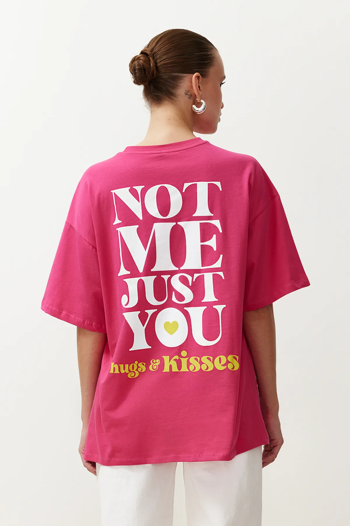 Trendyol Collection  Fuchsiafarbenes Strick-T-Shirt mit Slogan-Aufdruck aus 100 % Baumwolle auf der Rückseite und Vorderseite in Übergröße/bequemer Passform TWOSS24TS00235