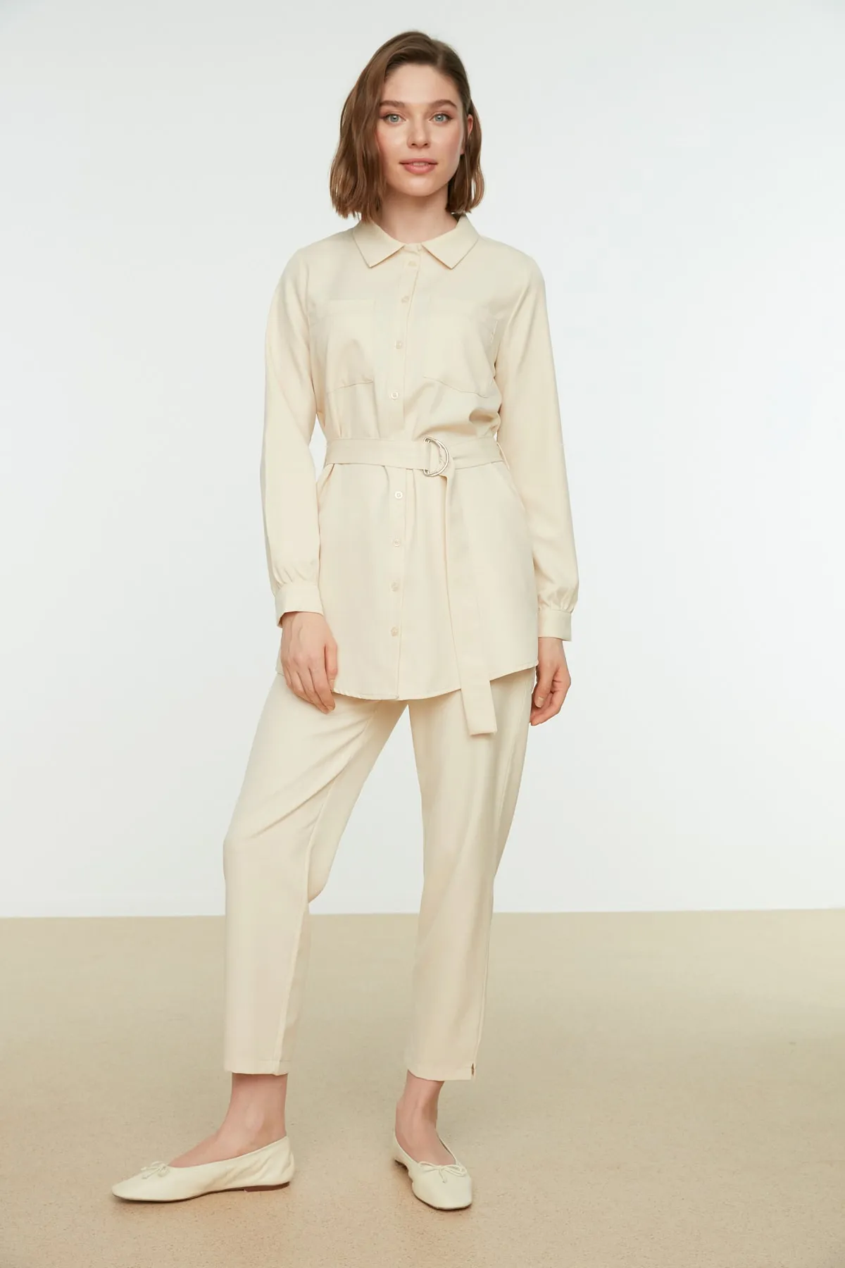 Trendyol Modest  Beiger gewebter Hemd-Hosen-Anzug im Karottenschnitt mit Gürtel TCTSS22US0028