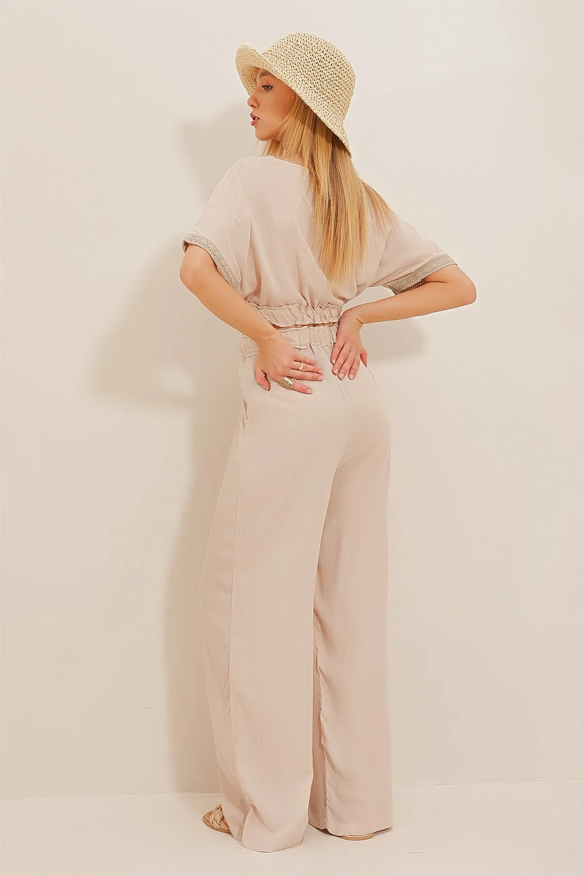 Trend Alaçatı Stili  Hellbeiges Crop-Top-Set mit gestreiftem Kragen und Palazzo-Hose für Damen ALC-X10652