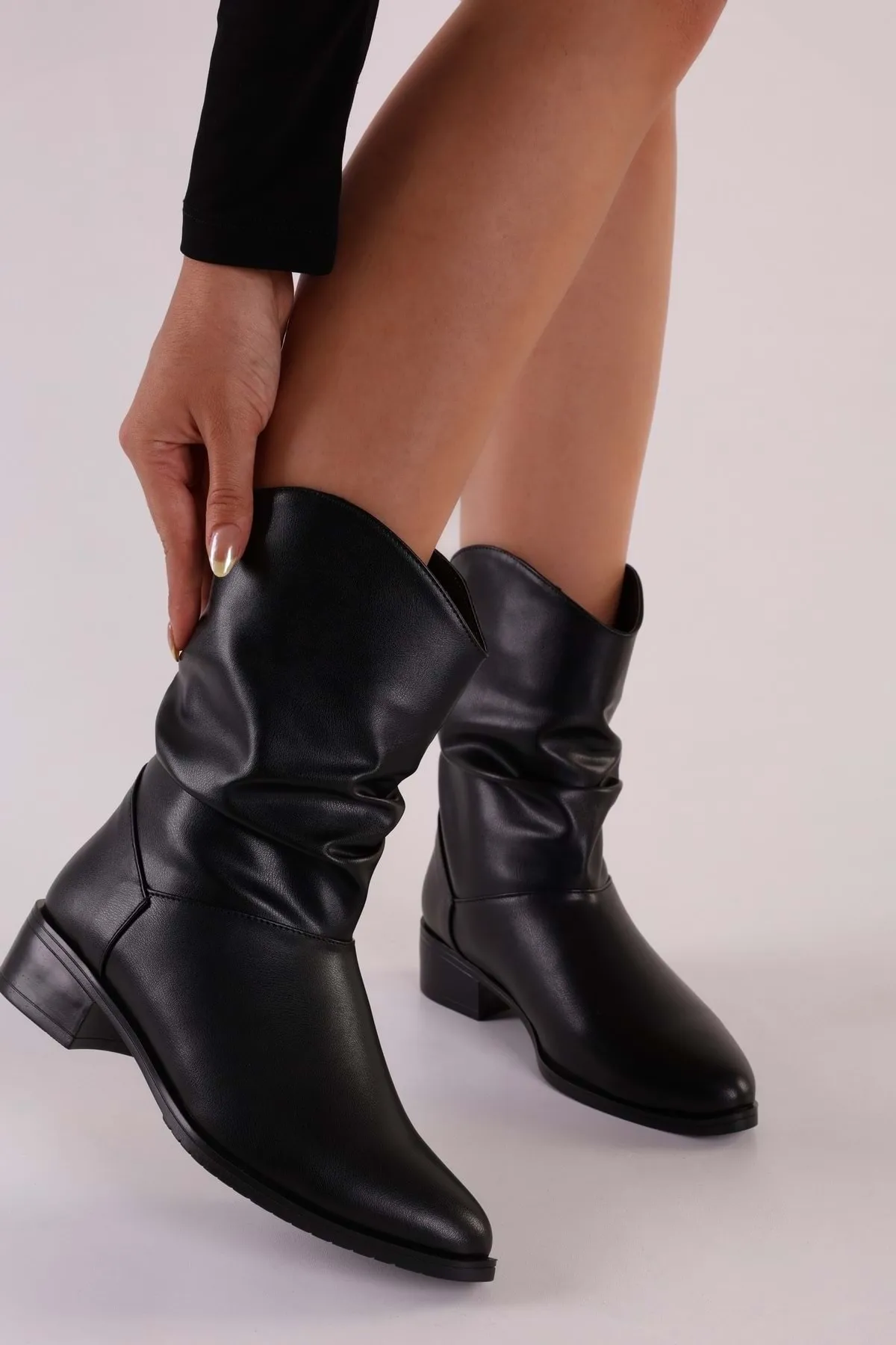 Shoeberry  Damen Archie Black Skin Bellows Stiefel mit flachem Absatz Black Skin