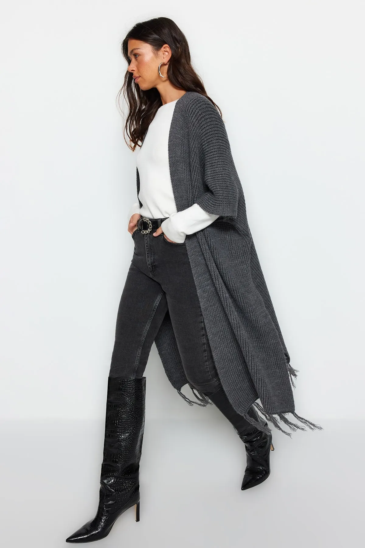 Trendyol Modest  Anthrazitfarbener langer Strickcardigan mit Quasten am Saum TCTAW23TH00008