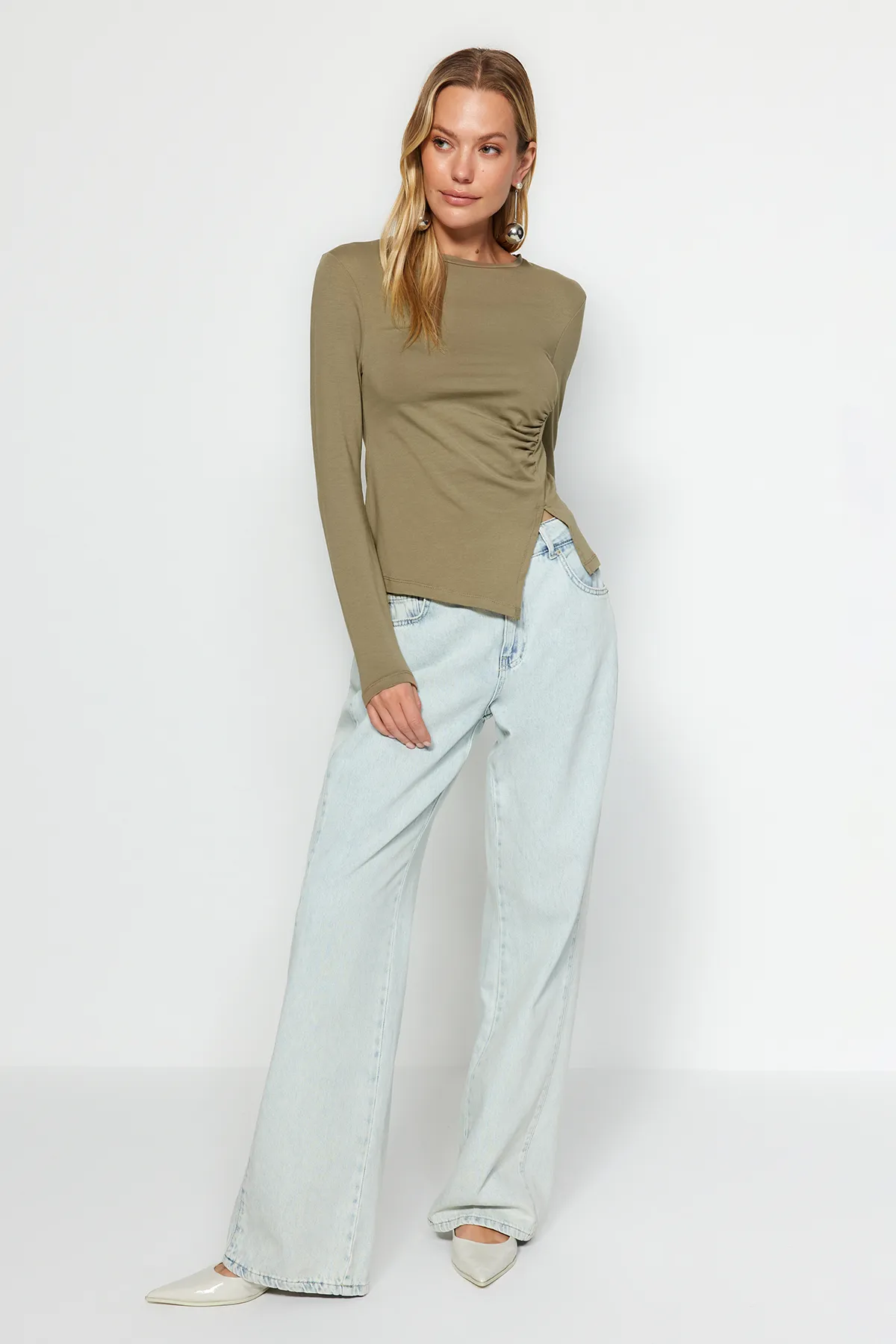 Trendyol Collection  Khakifarbene Strickbluse mit gerafftem Rundhalsausschnitt aus Baumwolle mit einem Schlitz und detailliertem Schnitt TWOAW24BZ00388