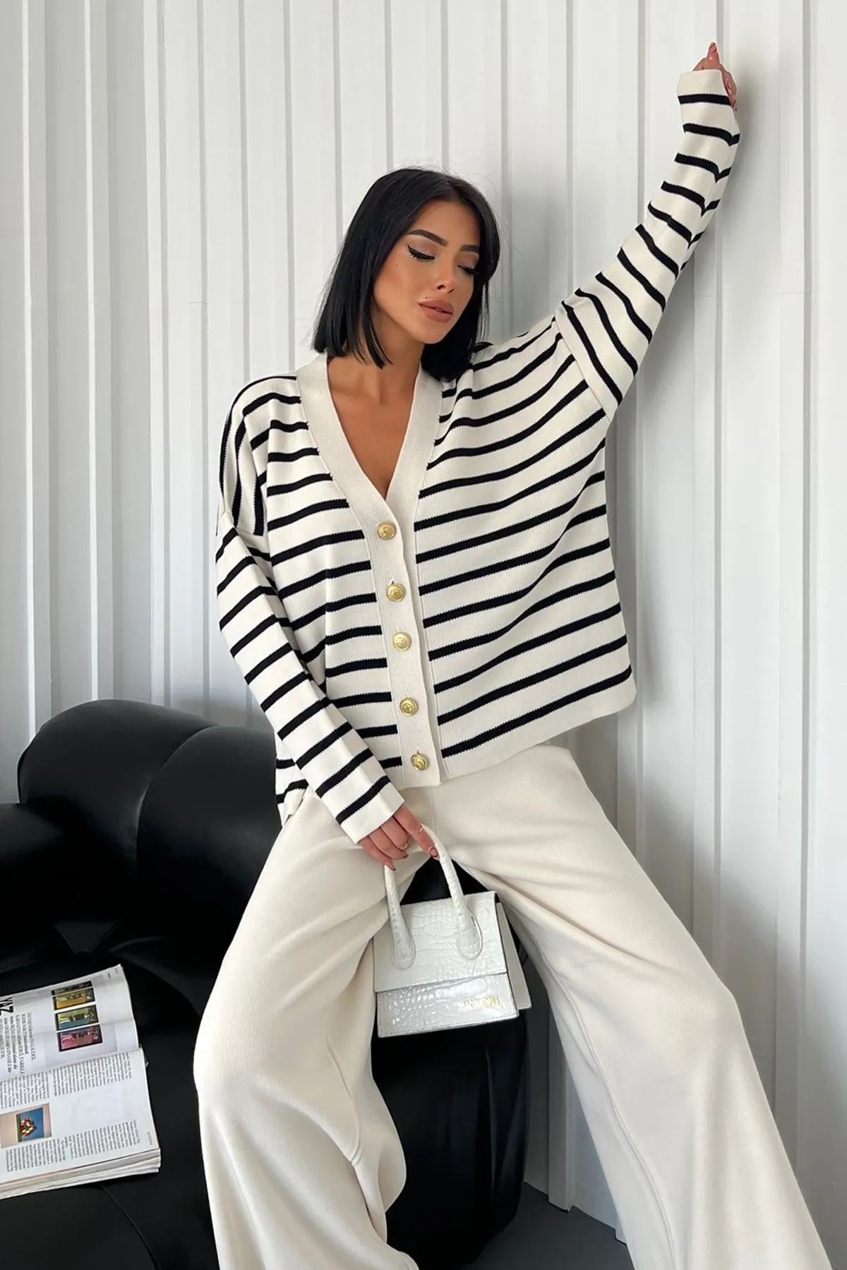 lovebox  Strickjacke aus Strickstoff mit Streifenmuster und Hose mit weitem Bein und hoher Taille, weißer Anzug aus Doppelstrick 2502