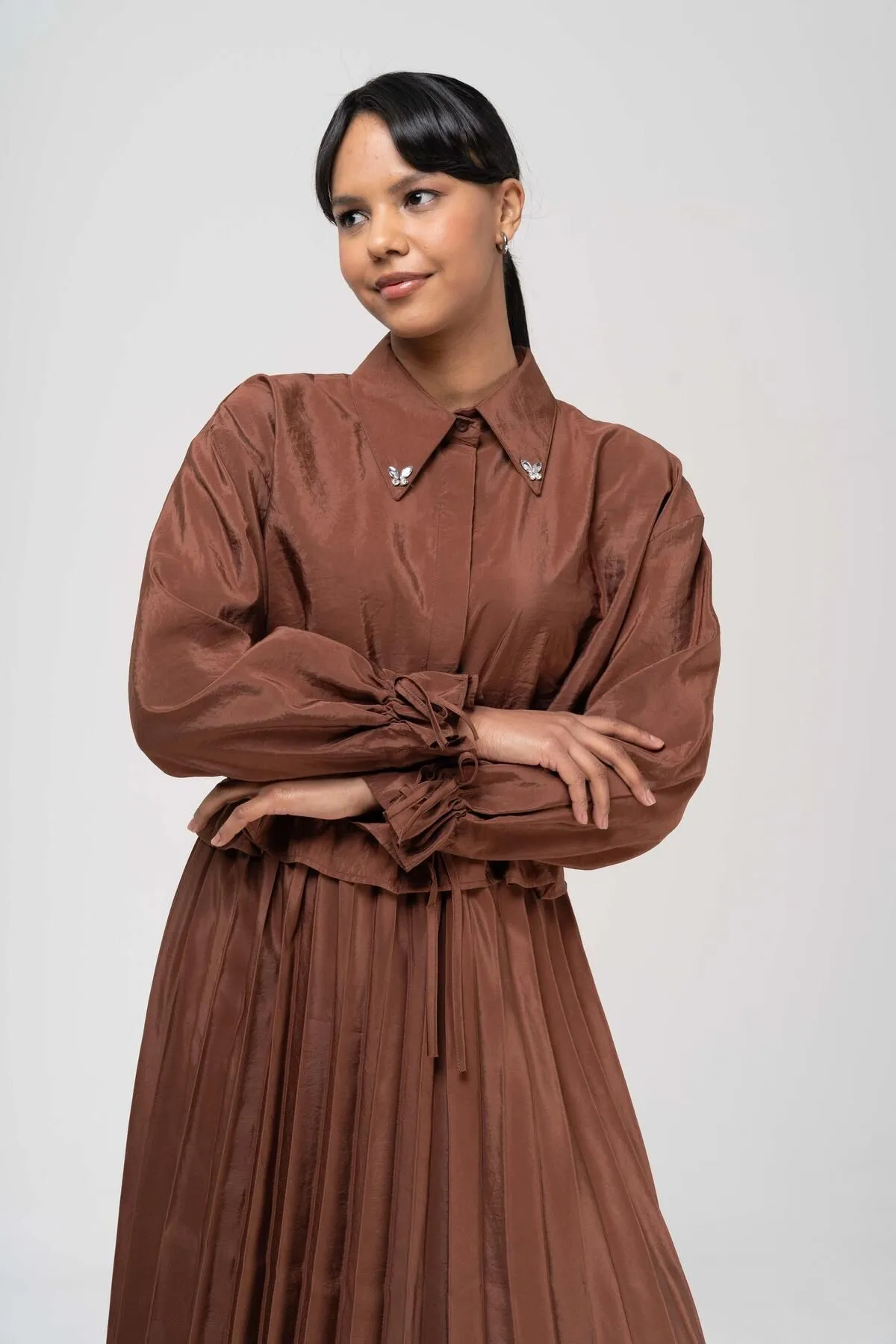 Olcay  Bluse mit Spitzendetail, elastischer Bund, Faltenrock, Anzug, BRAUN 9223-TK