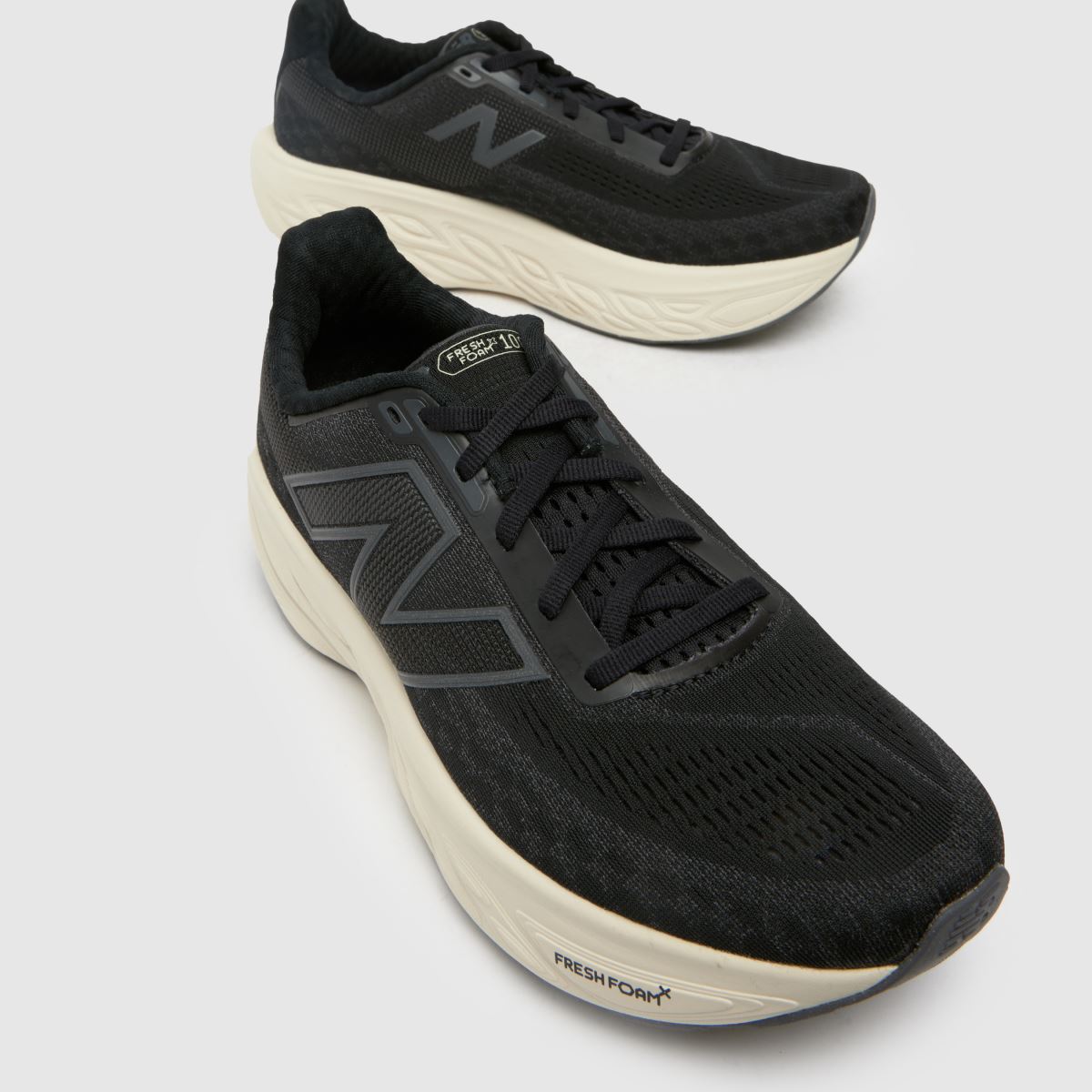 New Balance – Svarta träningsskor med färskt skummönster och 1080 v14-logotyp