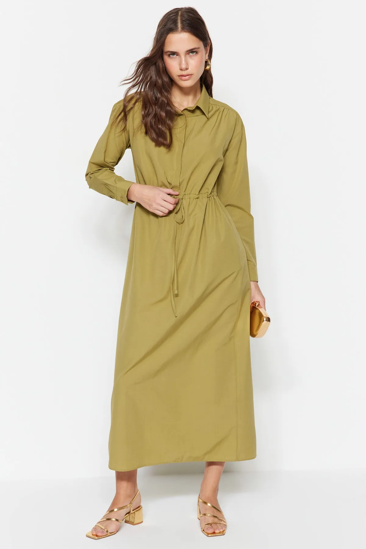 Trendyol Modest  Hellkhakifarbenes Kleid aus gewebter Baumwolle mit geraffter Taille TCTSS23EB00067