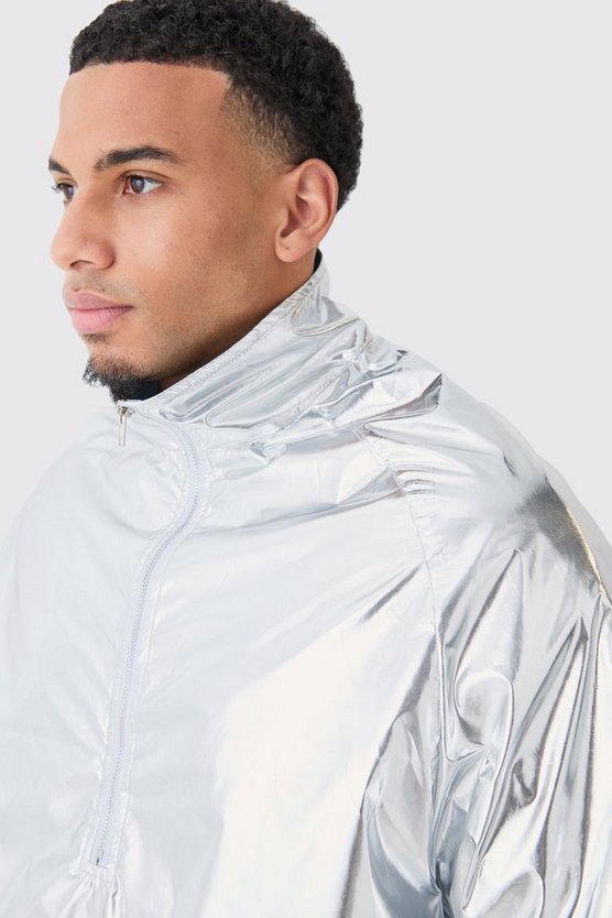 Kastige Regenjacke mit Trichterkragen und Metallic-Shorts