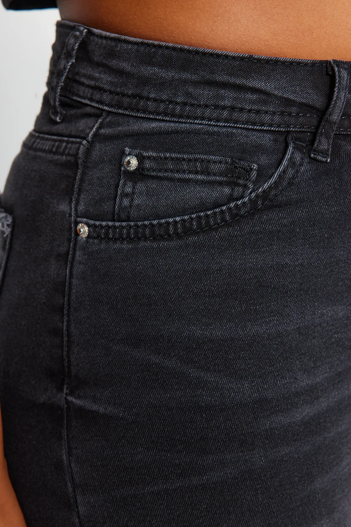 Trendyol Curve  Schwarze, dehnbare Skinny-Jeans mit hoher Taille und Destroy-Details TBBSS23CJ00014