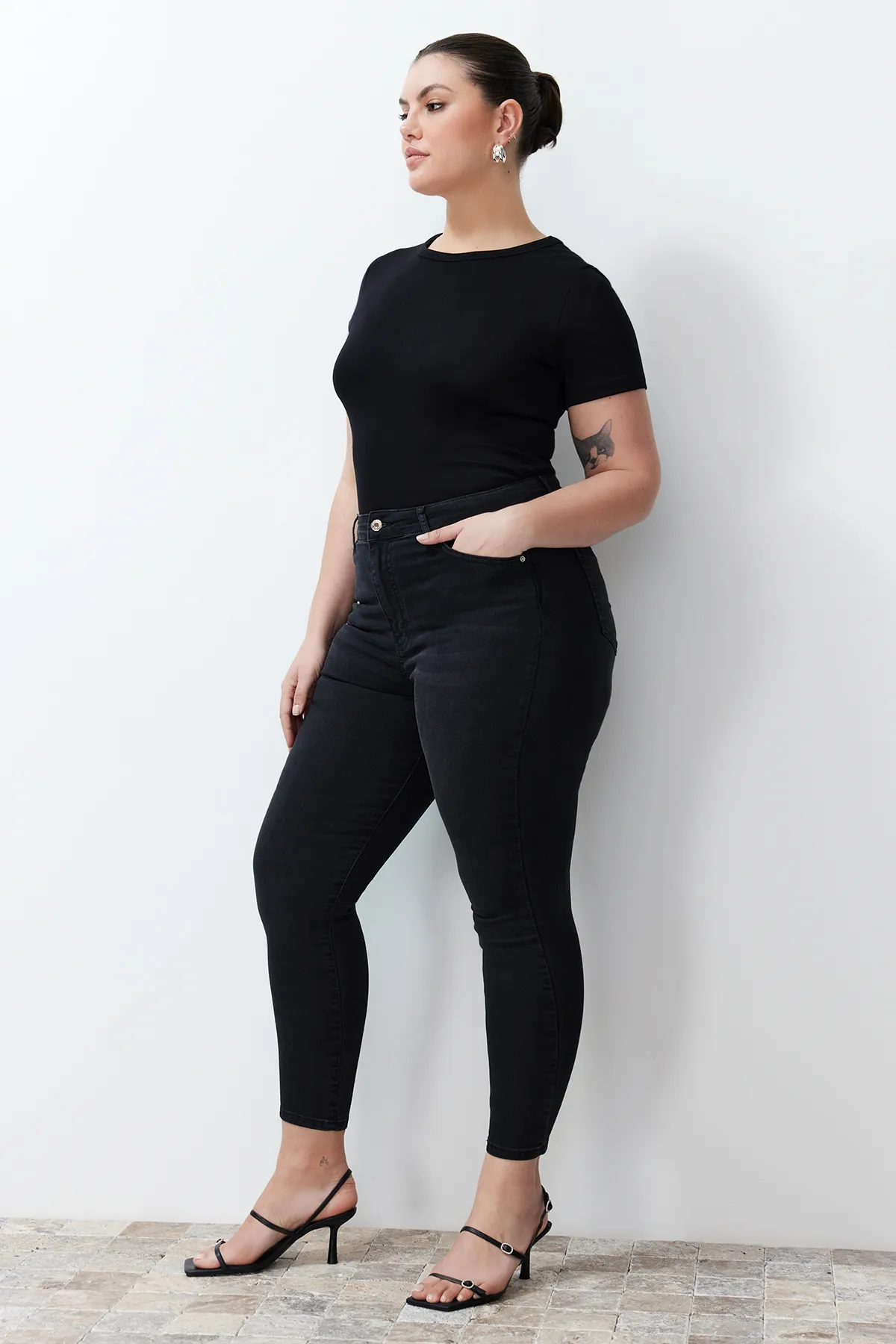 Trendyol Curve  Schwarze, superdehnbare Skinny-Jeans mit hoher Taille und Ausdünnungseffekt TBBSS24CJ00029