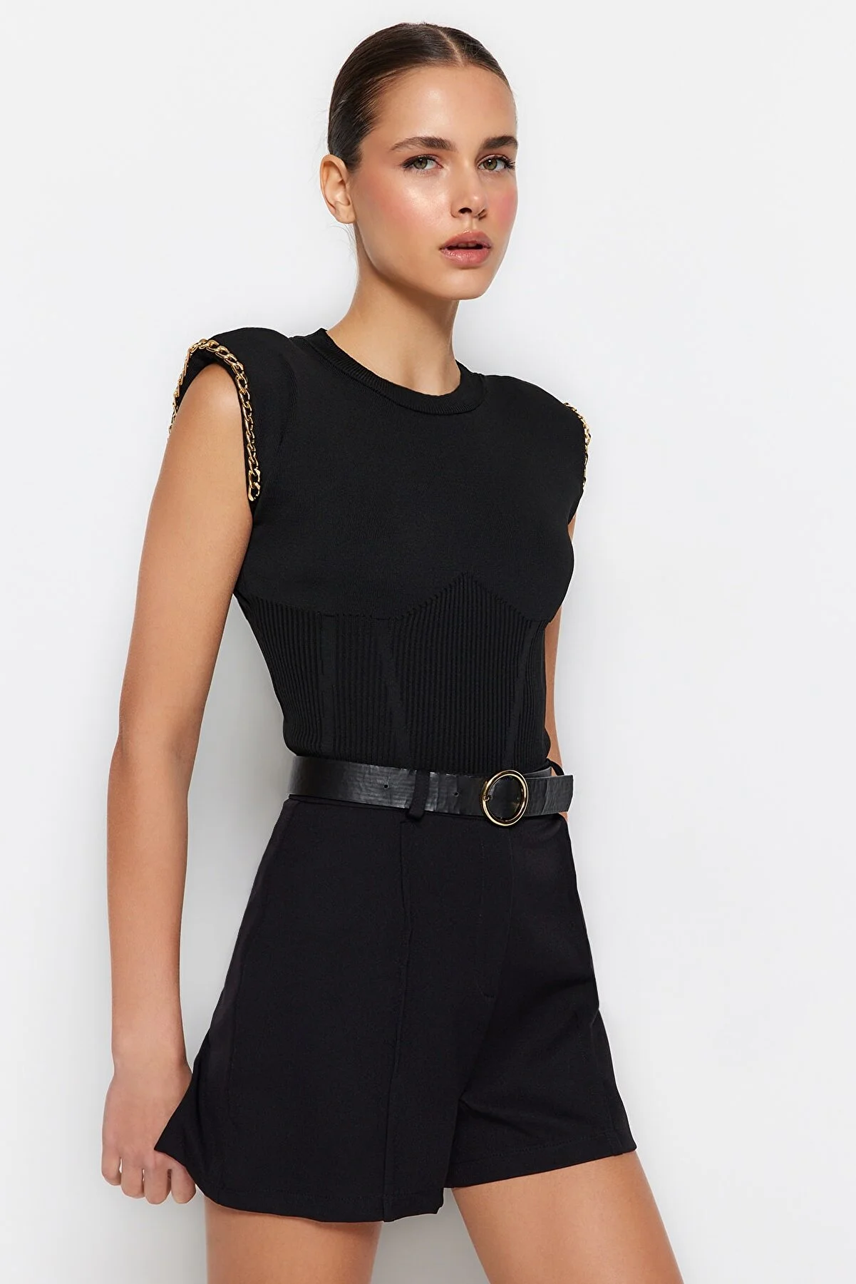 Trendyol Collection  Schwarze Strickbluse mit Metallkette und detailliertem Strickmuster TWOSS23BZ00621