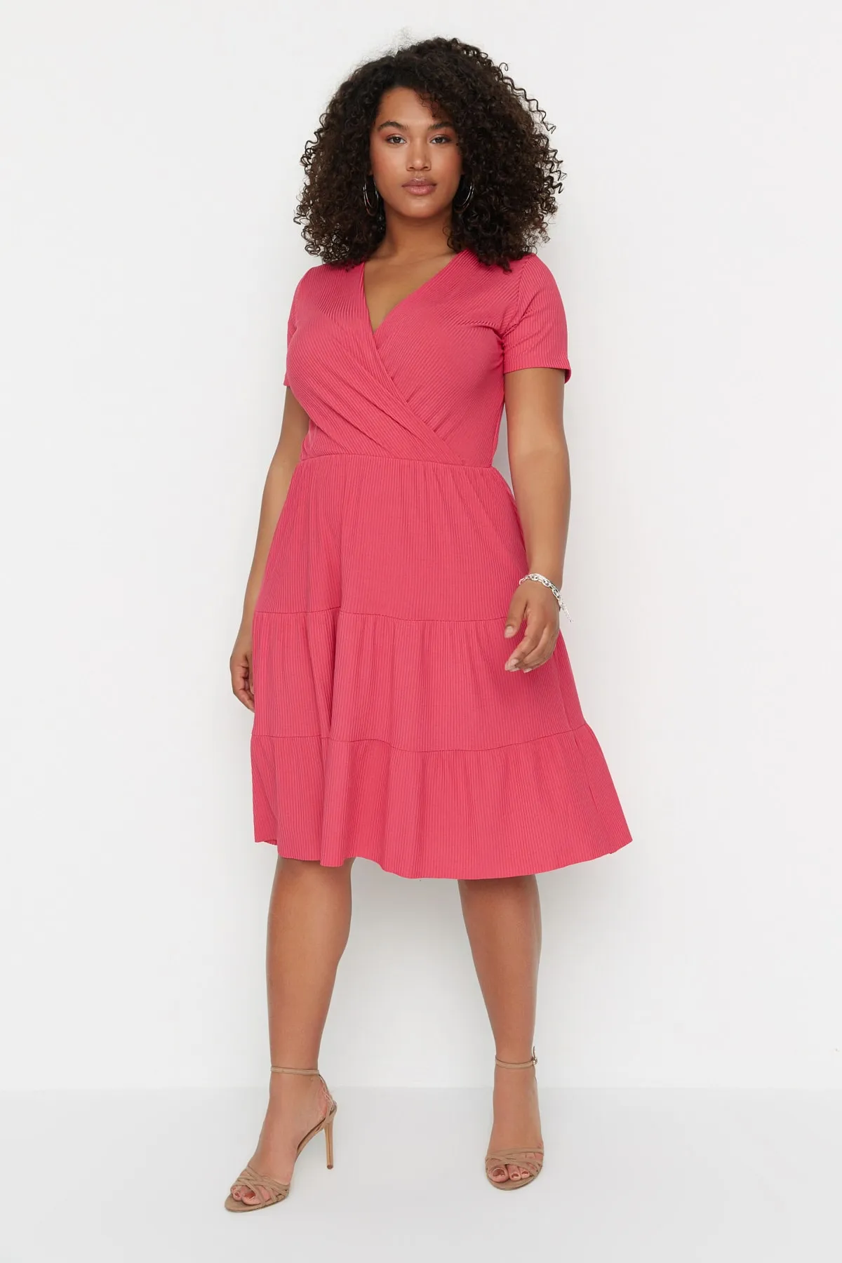 Trendyol Curve  Fuchsiafarbenes Strickkleid mit V-Ausschnitt und Blumenmuster TBBSS22EL1638