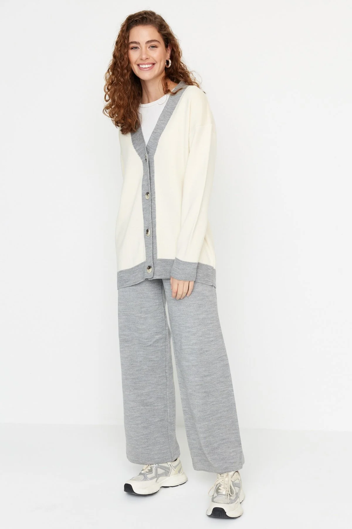 Trendyol Modest  Graues Strickset mit Cardigan und Hose und Streifendetail TCTAW22AU0156