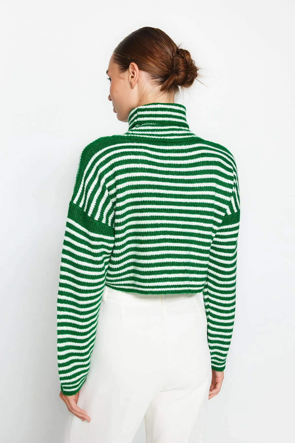 Trendyol Collection  Grüner kurzer weicher strukturierter Strickpullover mit Streifen TWOAW24KZ00583