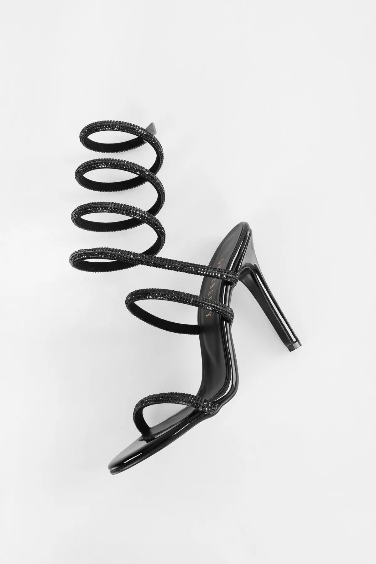 Shoeberry  Damenschuhe mit Knöchelriemen und verspiegeltem Absatz in leuchtendem Schwarz