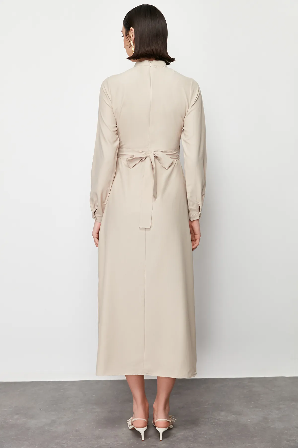 Trendyol Modest  Nerzfarbenes, gewebtes Satinkleid mit Gürtel und Rosendetail TCTSS24EB00177
