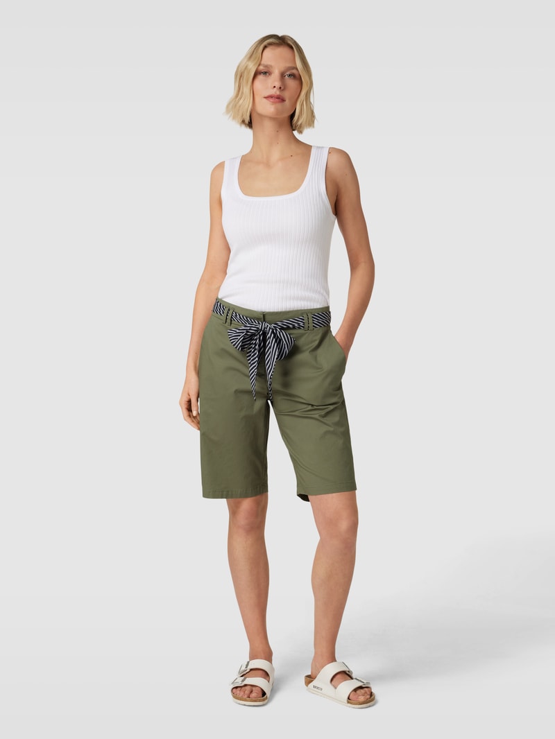 Bermudas mit Stoffgürtel in olivgrün