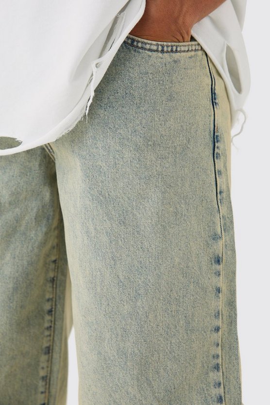 Lockere grüne Jeans mit Riss am Knie