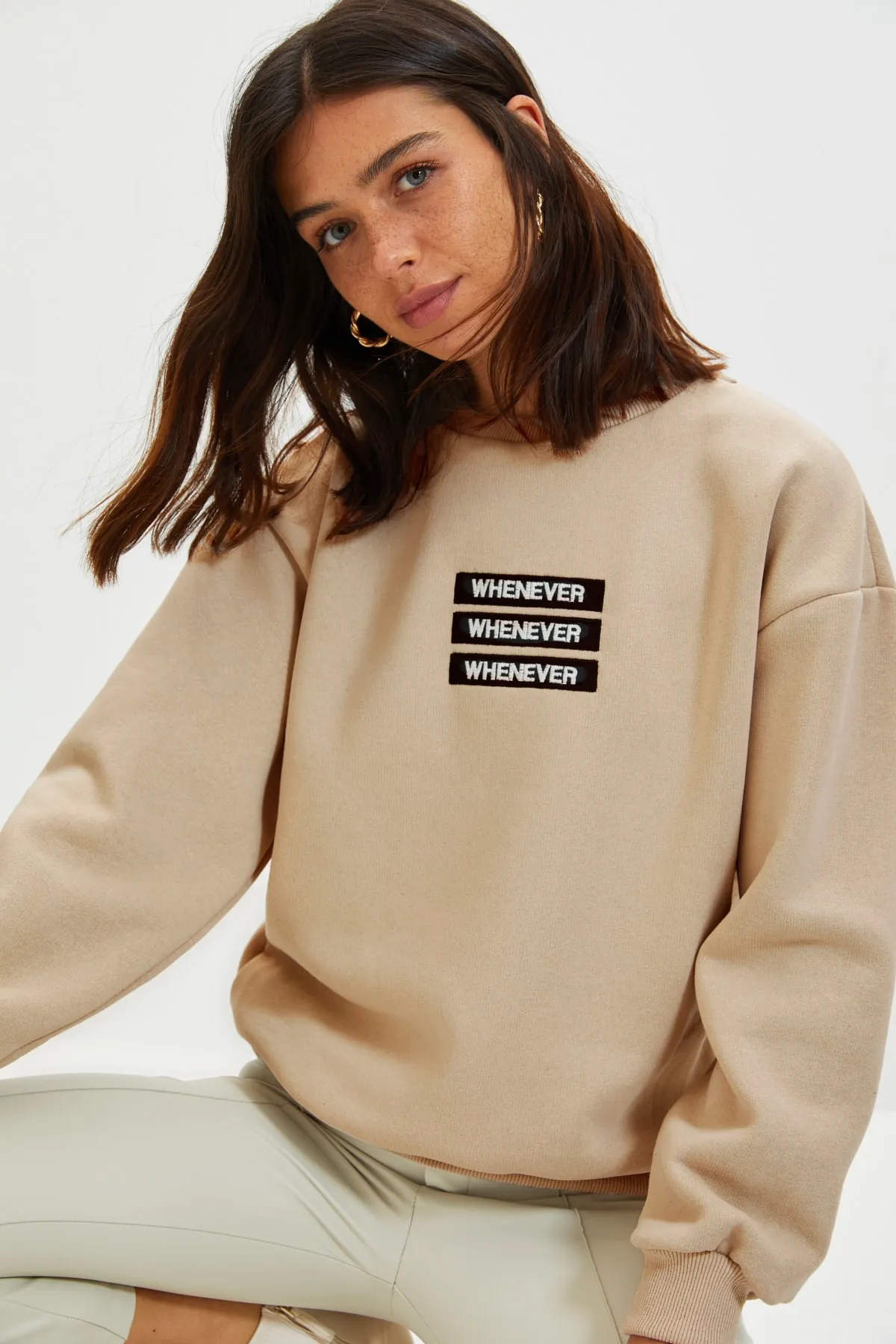 Trendyol Collection  Beiges, dickes Fleece-Sweatshirt mit aufgesticktem Slogan, Rundhalsausschnitt, entspannter/bequemer Passform, TWOAW22SW1464