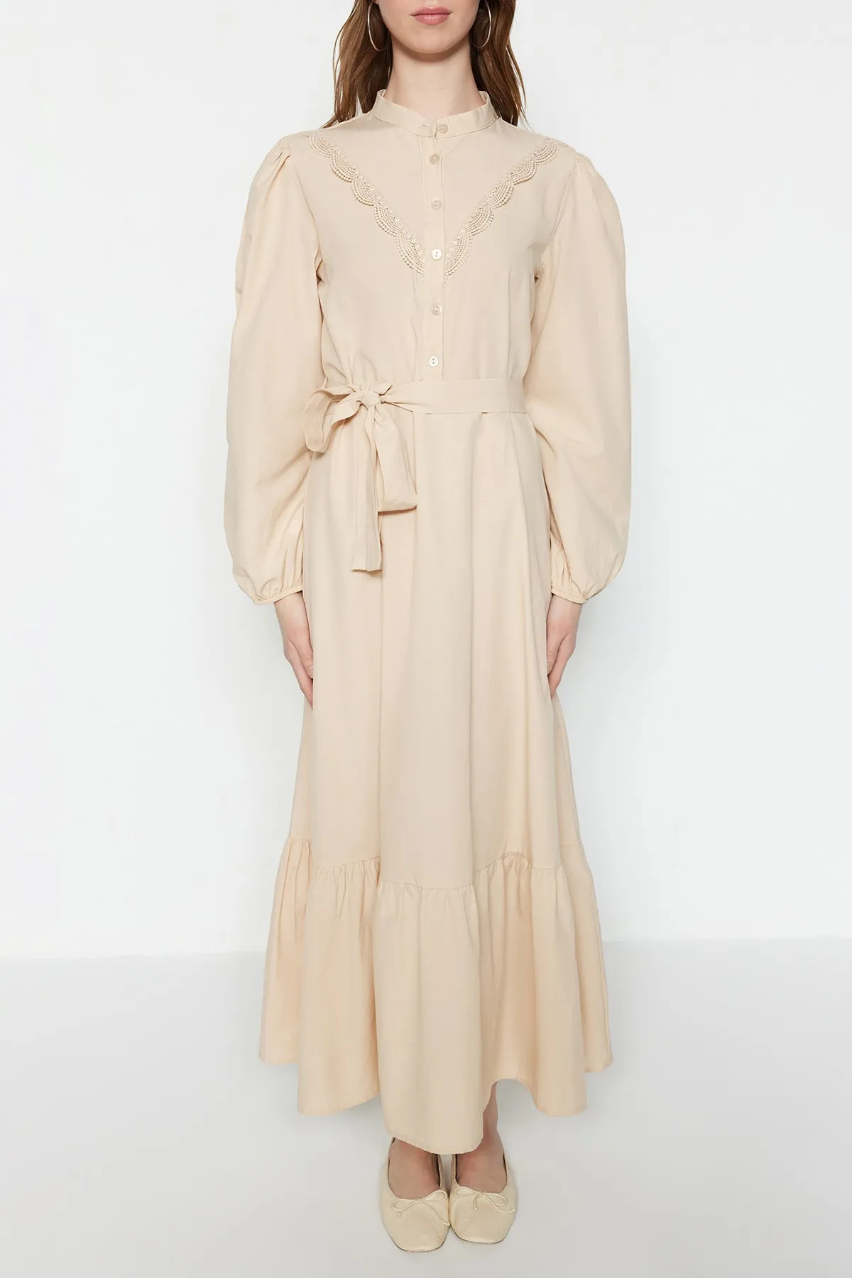 Trendyol Modest  Beiges, besticktes, gewebtes Kleid mit Taillenband TCTSS23EB00206