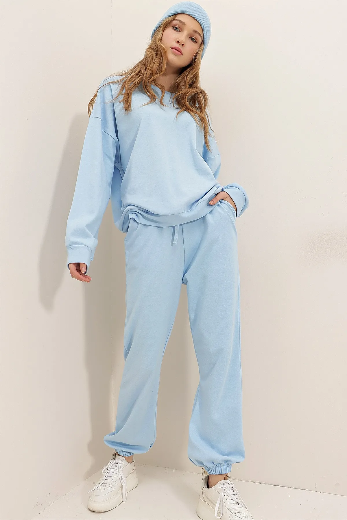 Trend Alaçatı Stili  Babyblaues Trainingsanzug-Set mit Rundhalsausschnitt, elastischer Taille und Beinabschluss mit zwei Fäden für Damen ALC-507-669-001
