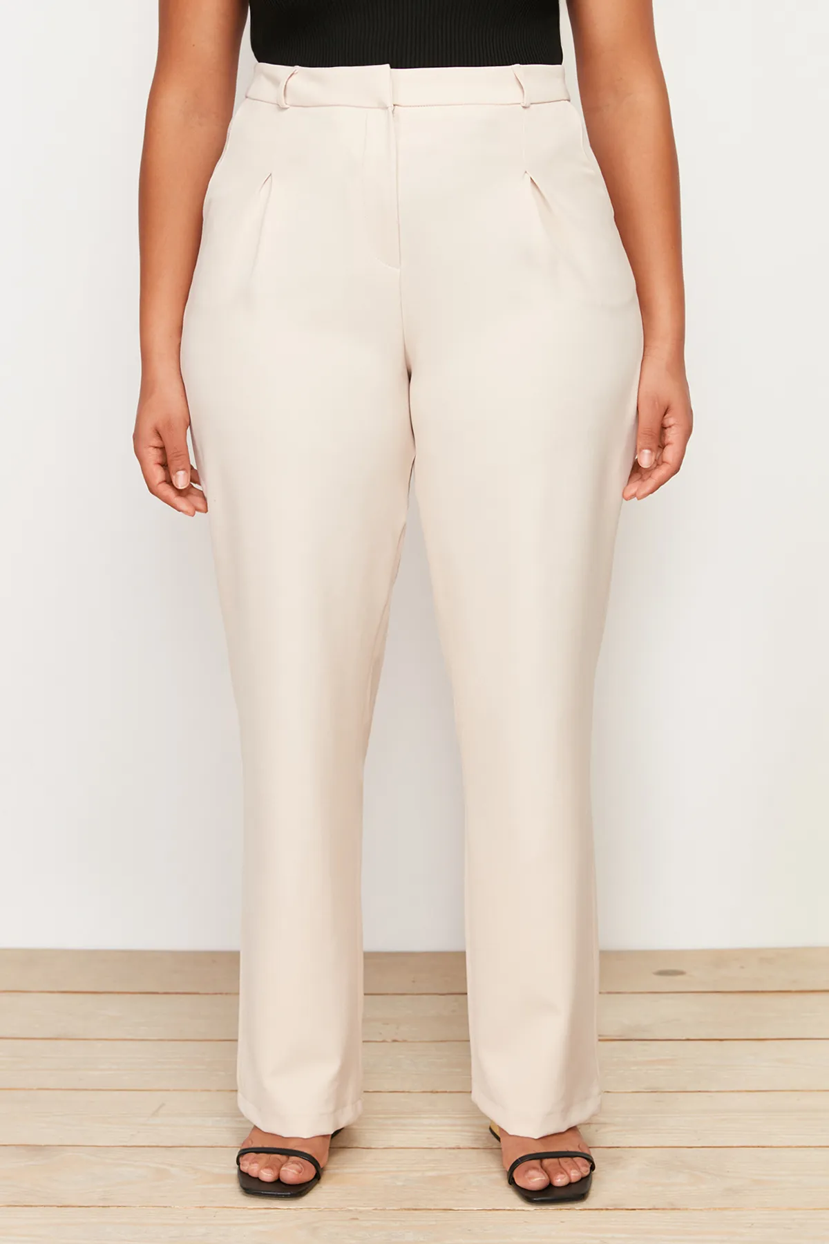 Trendyol Curve  Steinfarbene, gerade geschnittene, gewebte Bundfaltenhose mit weitem Bein TBBSS24AR00021