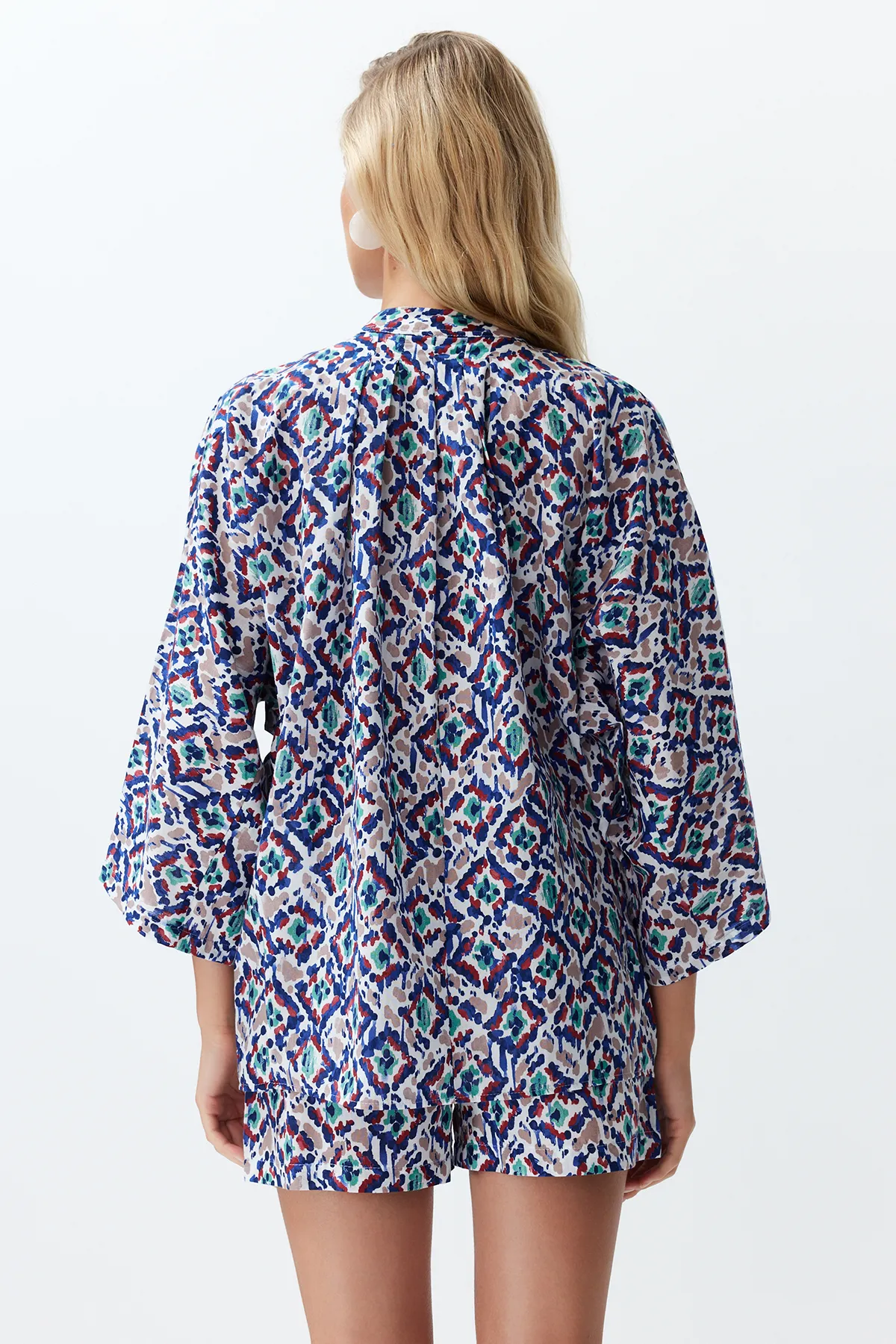 Trendyol Collection  Abstrakt gemustertes gewebtes Hemd-Shorts-Set TBESS24AU00018