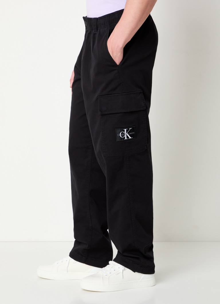 Pantaloni cargo Calvin Klein cu croială dreaptă, buzunare laterale și logo