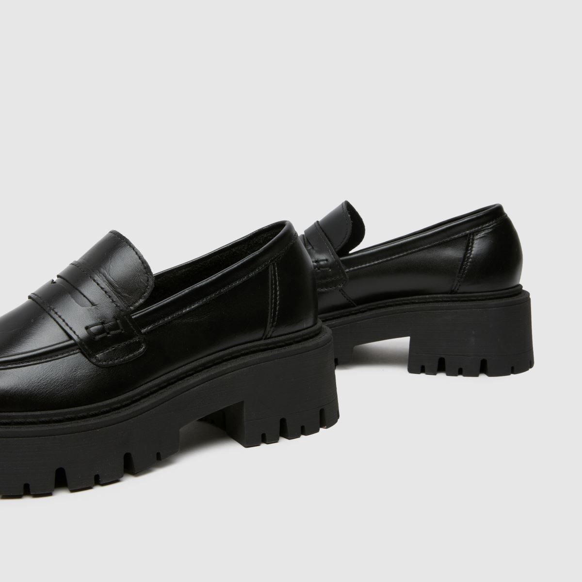 Schuh Lennox – Svarta, grova, platta loafers i läder