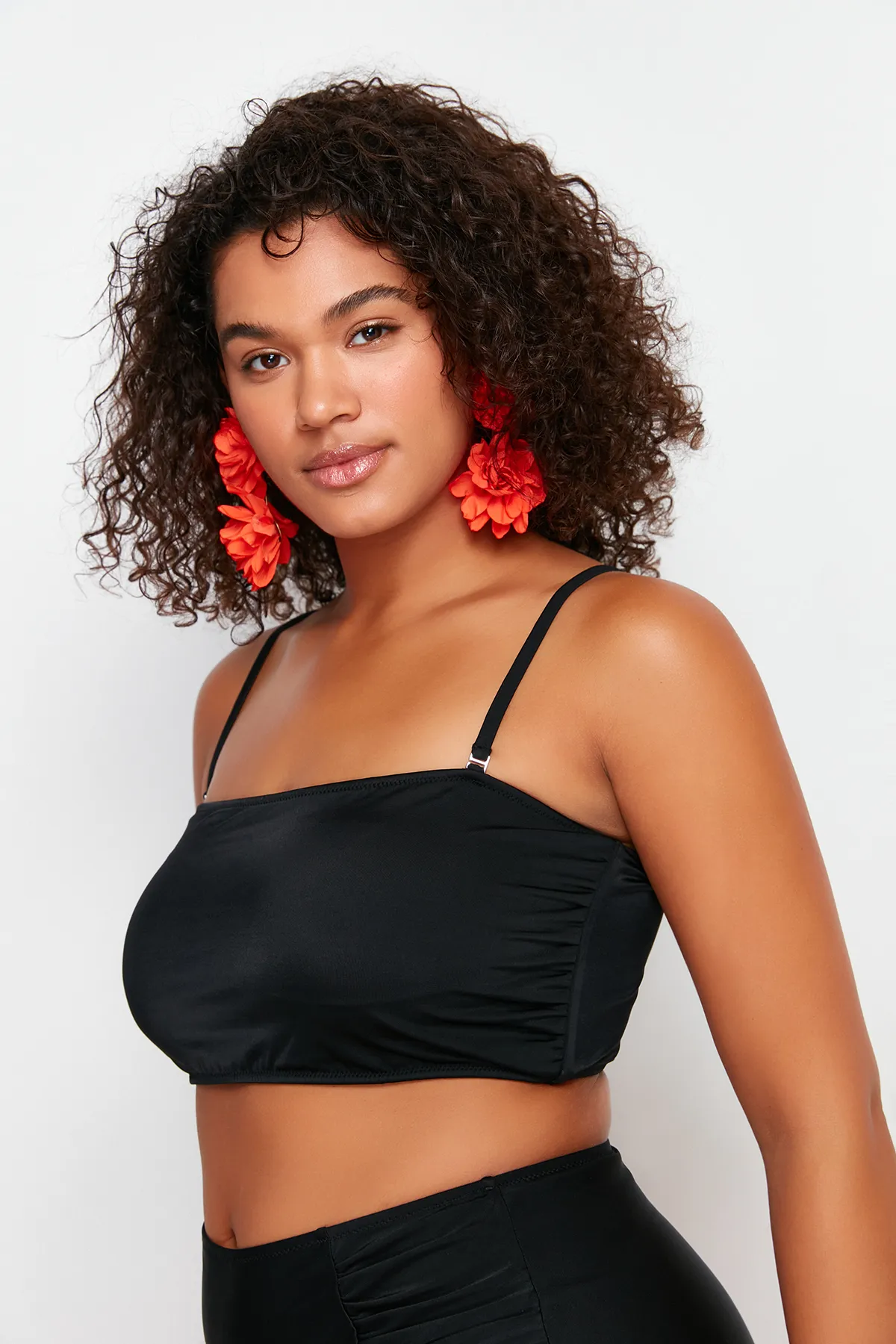 Trendyol Curve  Schwarzes trägerloses Bikinioberteil