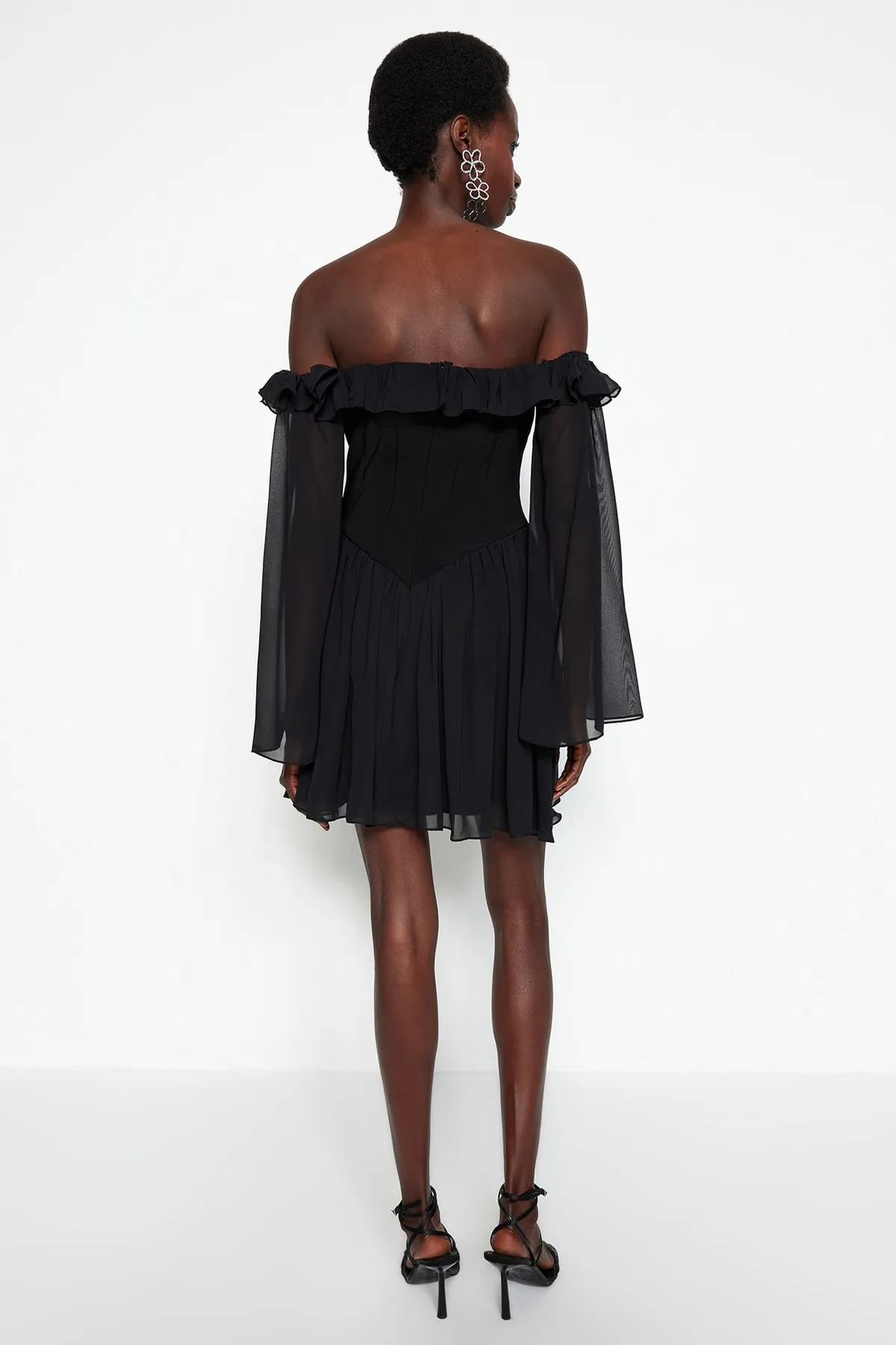 Trendyol Collection  Schwarzes elegantes Abendkleid aus Chiffon mit offener Taille/Skater-gefüttertem Volant TPRSS23EL00096