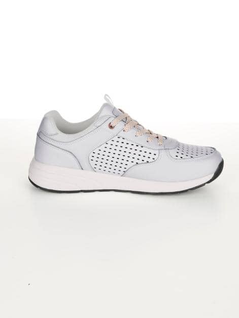 Sneaker mit sommerlicher Perforation
