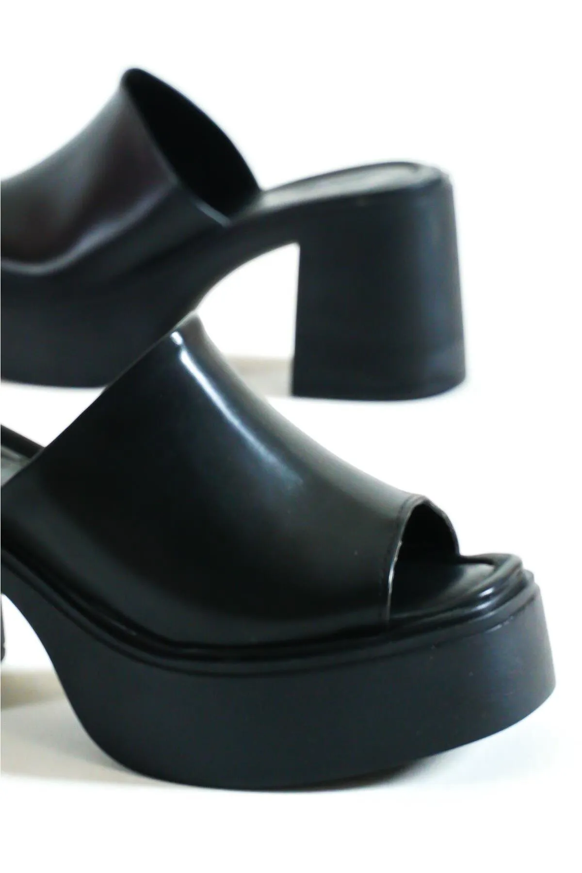 Capone Outfitters  Capone Platform Schwarze Damenhausschuhe