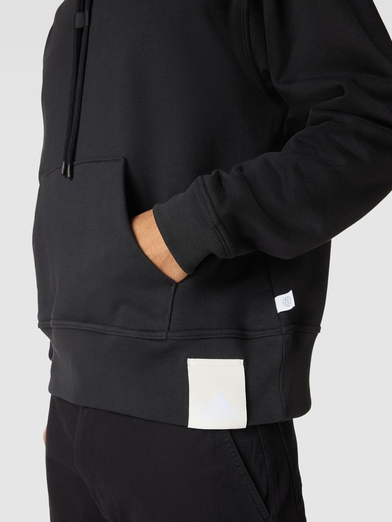 Hoodie mit Label-Patch in schwarz