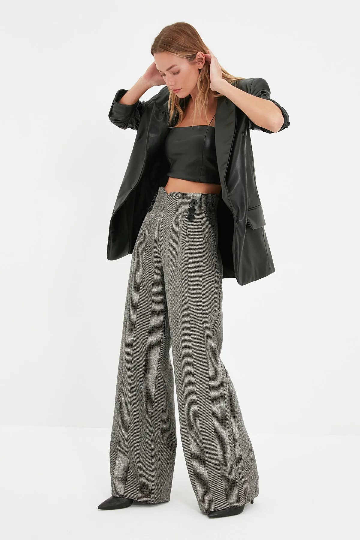 Trendyol Collection  Graue, gewebte Hose mit weitem Bein und Knopfdetail TWOAW21PL0492