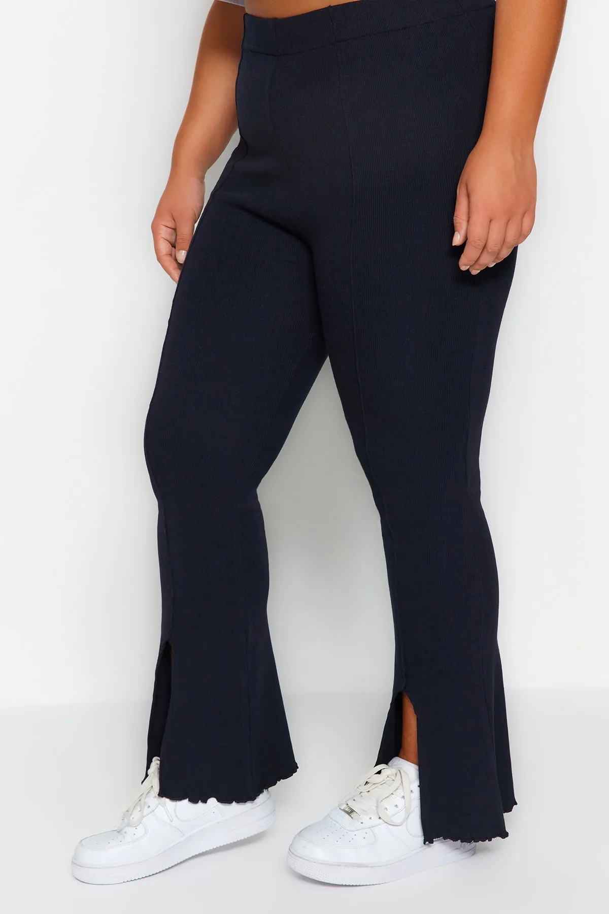 Trendyol Curve  Marineblaue Strickhose mit hohem Bund und Schlitz und spanischen Beinen TBSSS23AR00020