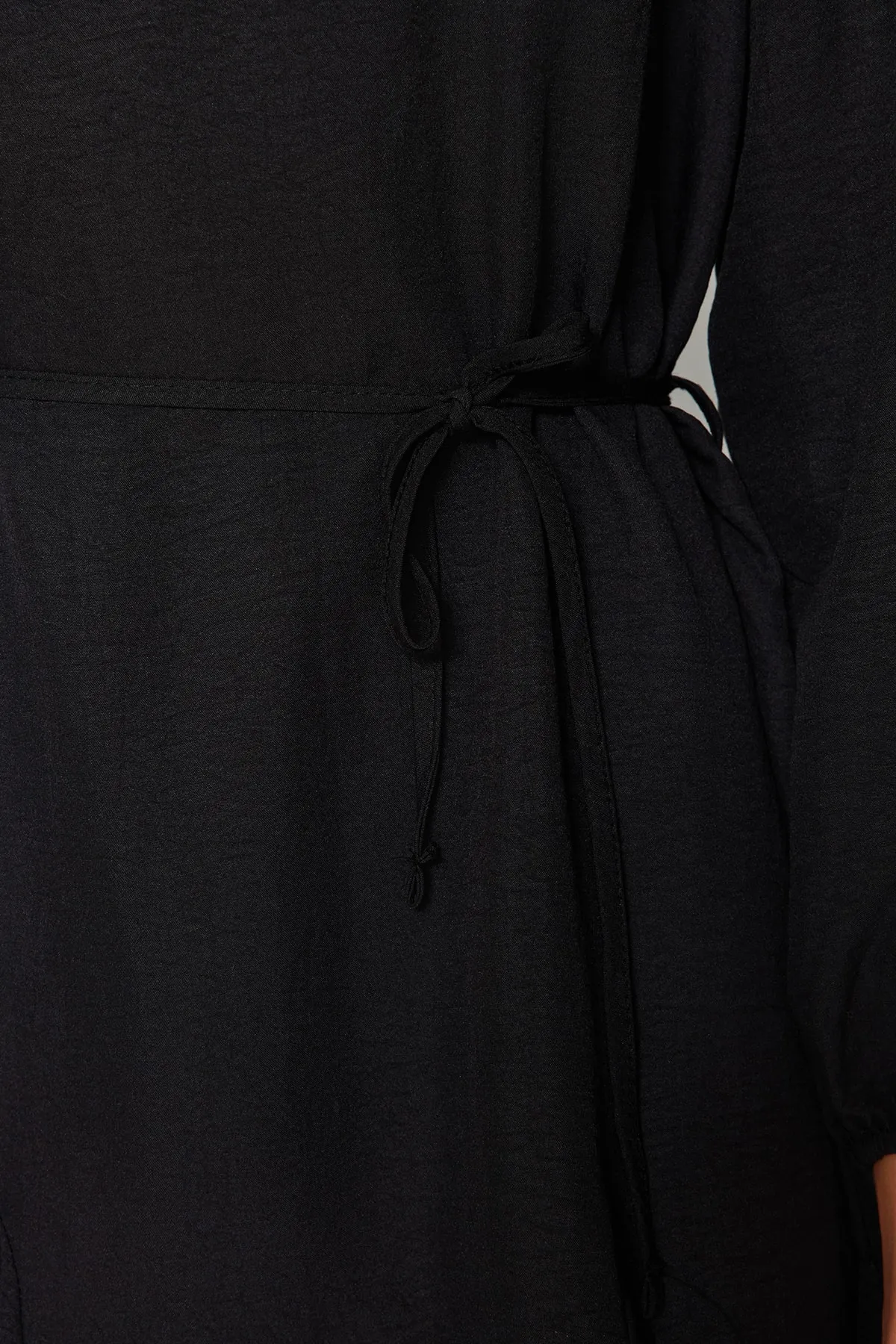 Trendyol Collection  Schwarzes, gerade geschnittenes Mini-Webkleid mit Rundhalsausschnitt und Gürtel TWOAW24EL00337