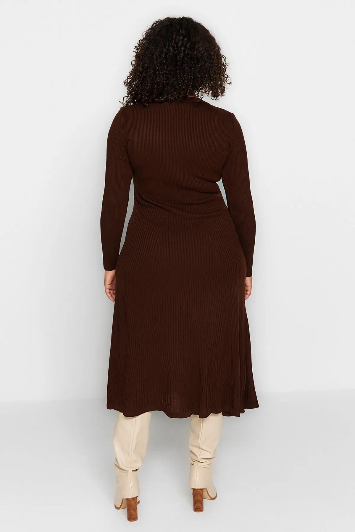 Trendyol Curve  Braunes Midi-Strickkleid mit Rundhalsausschnitt TBBAW24AH00021