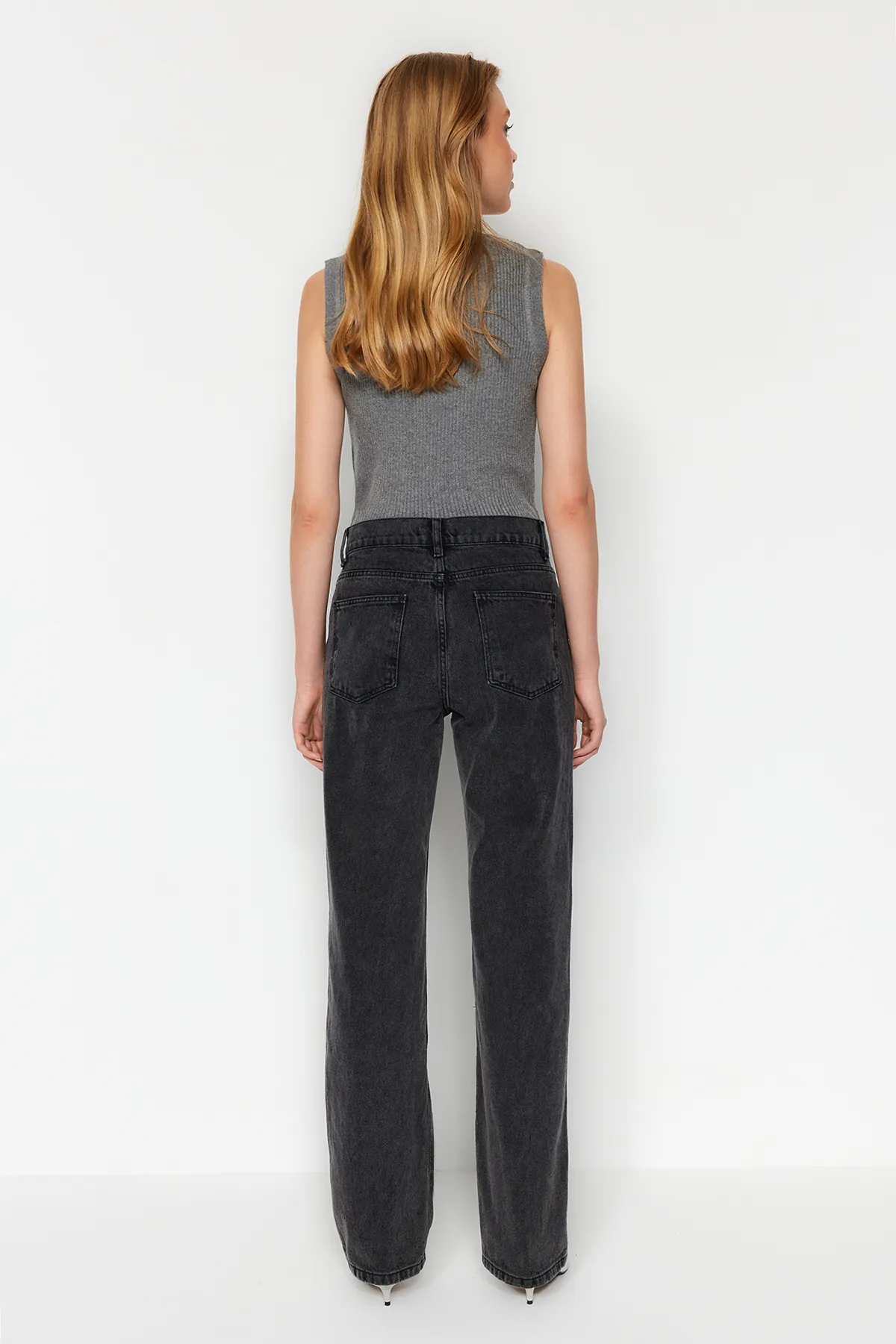 Trendyol Collection  Anthrazitfarbene Jeans mit niedriger Taille und weitem Bein TWOAW23JE00566