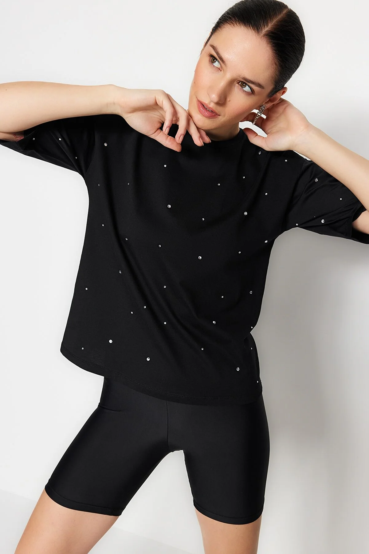 Trendyol Collection  Schwarzes Stone-detailliertes, entspanntes/weites, entspannt geschnittenes Strick-T-Shirt mit Rundhalsausschnitt TWOSS23TS00153