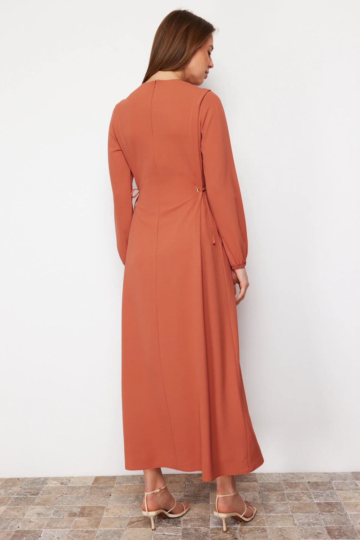 Trendyol Modest  Gefliestes Taillen-Seilband, detailliertes Ärmelende, elastisches Aerobin-Webkleid TCTSS22EB00104