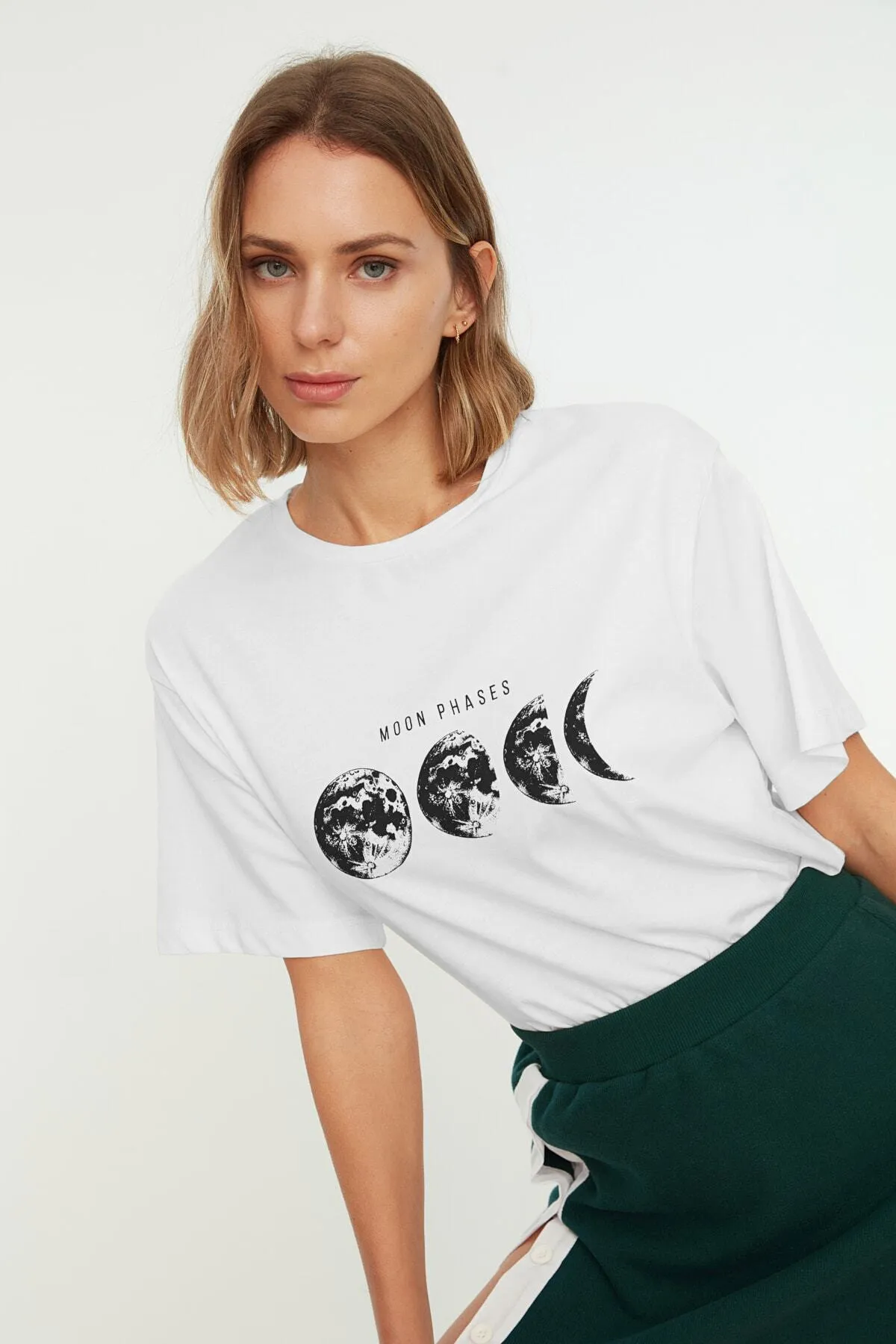 Trendyol Collection  Ecrufarbenes, bedrucktes Boyfriend-Strick-T-Shirt mit Rundhalsausschnitt aus 100 % Baumwolle TWOSS20TS0245
