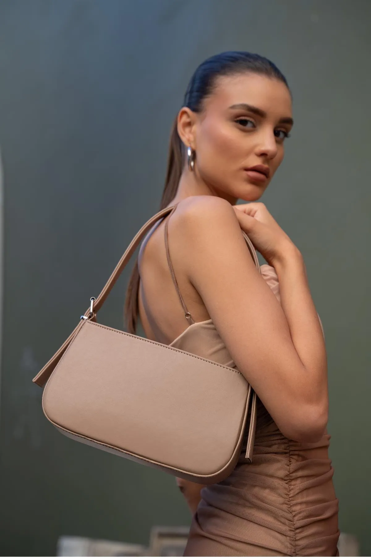 Madamra  Nerzfarbene Damen-Baguette-Tasche mit Gürtelriemen