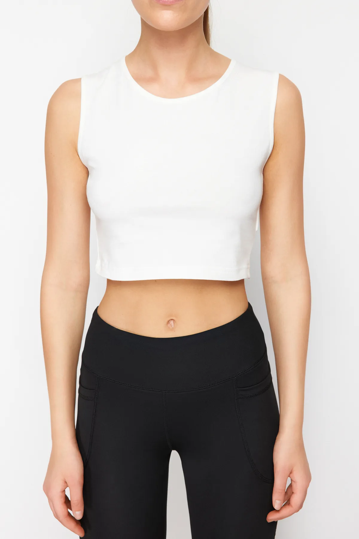 Trendyol Collection  Schwarze, gestrickte Sport-Jogginghose aus Scuba/Tauchstoff mit entspannter Passform und spanischen Beinen THMSS24EA00000