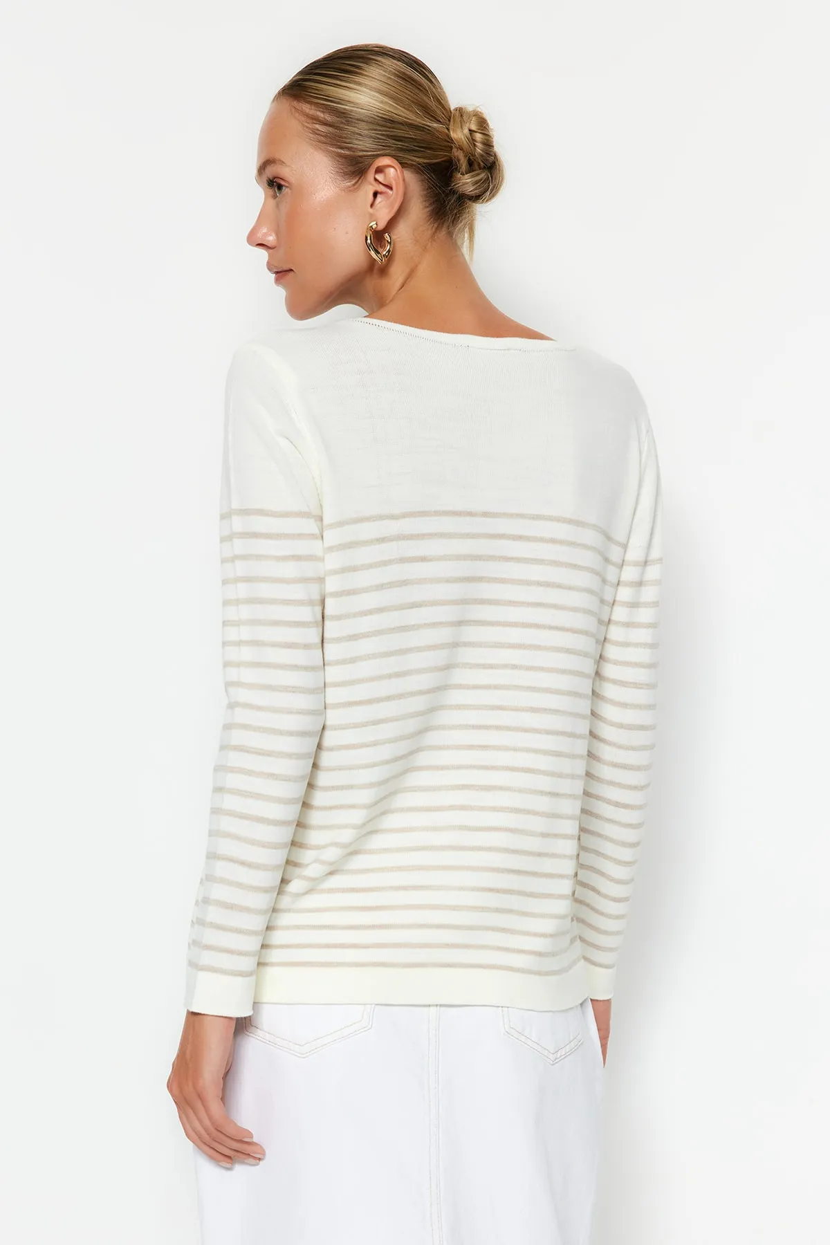 Trendyol Collection  Ecrufarbener Basic-Strickpullover mit Streifen TWOAW23KZ01846