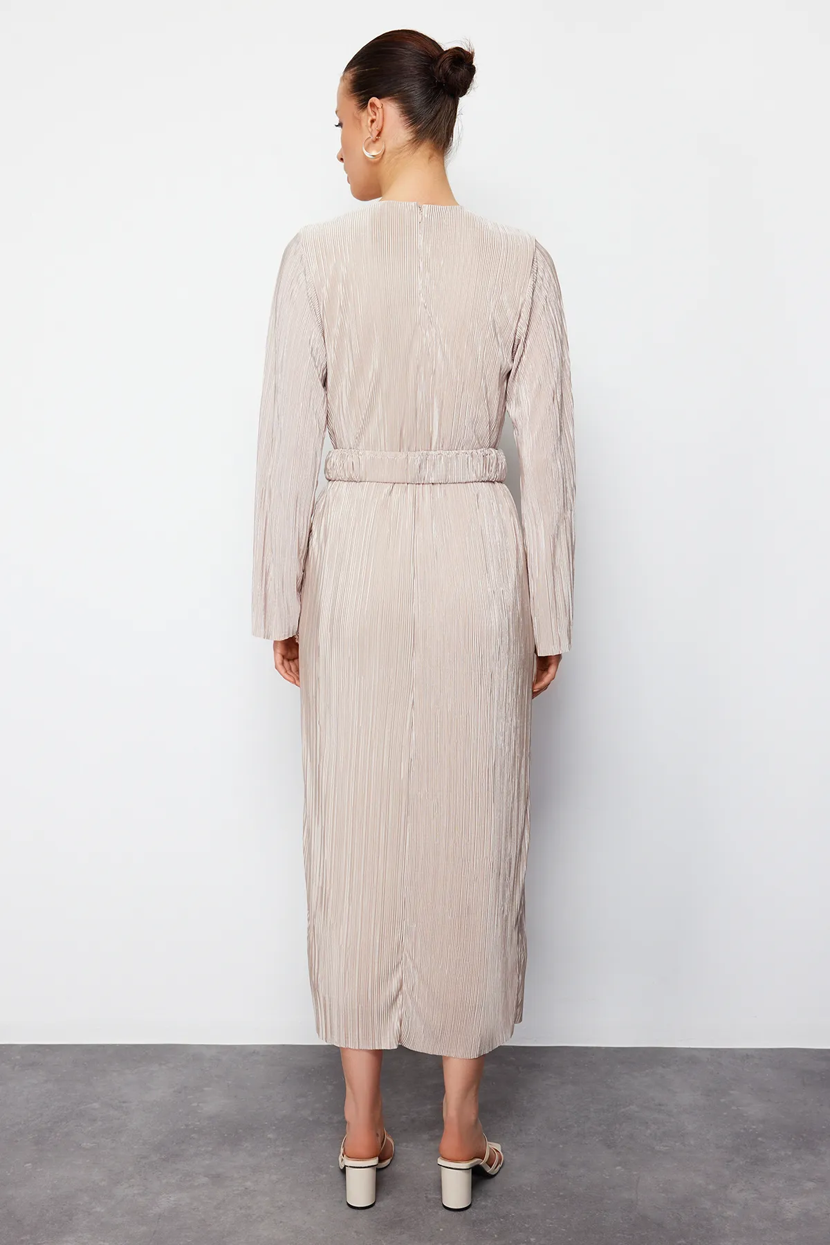 Trendyol Modest  Goldfarbenes, detailliertes Strickkleid mit Faltengürtel TCTSS24EB00154