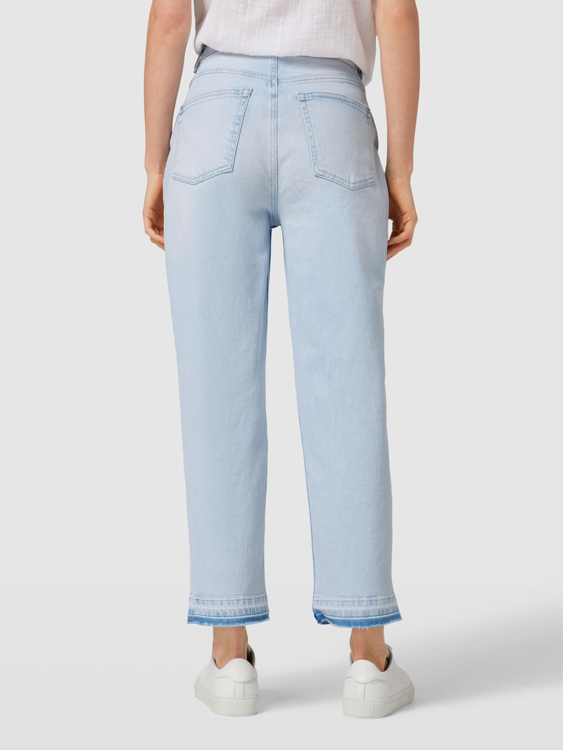 Jeans mit ausgefransten Beinabschlüssen in hellblau