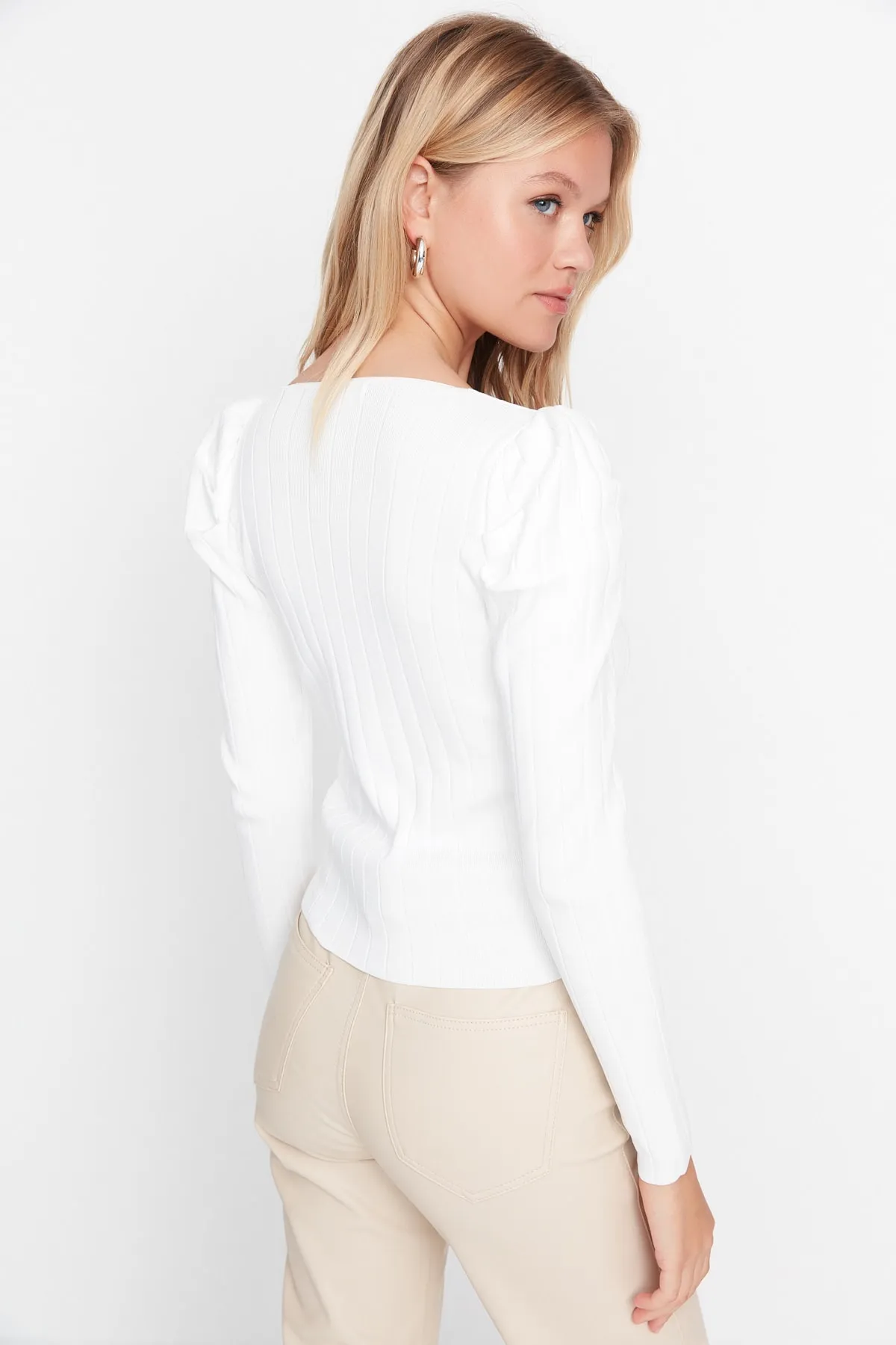 Trendyol Collection  Ecrufarbener Strickpullover mit gerafftem quadratischem Kragen TWOAW21KZ0649