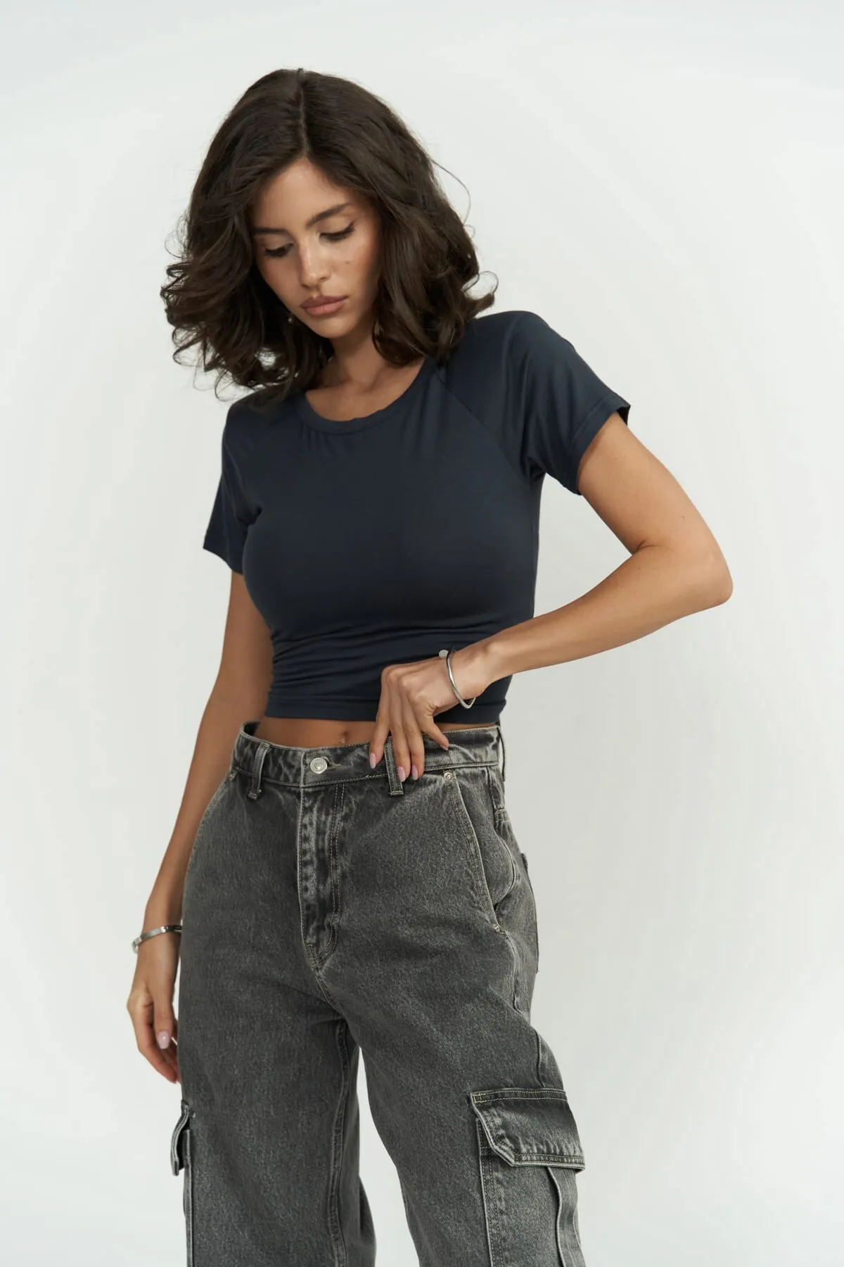 MAİ COLLECTİON  Wattierte, anthrazitfarbene Crop-Bluse „Perla“