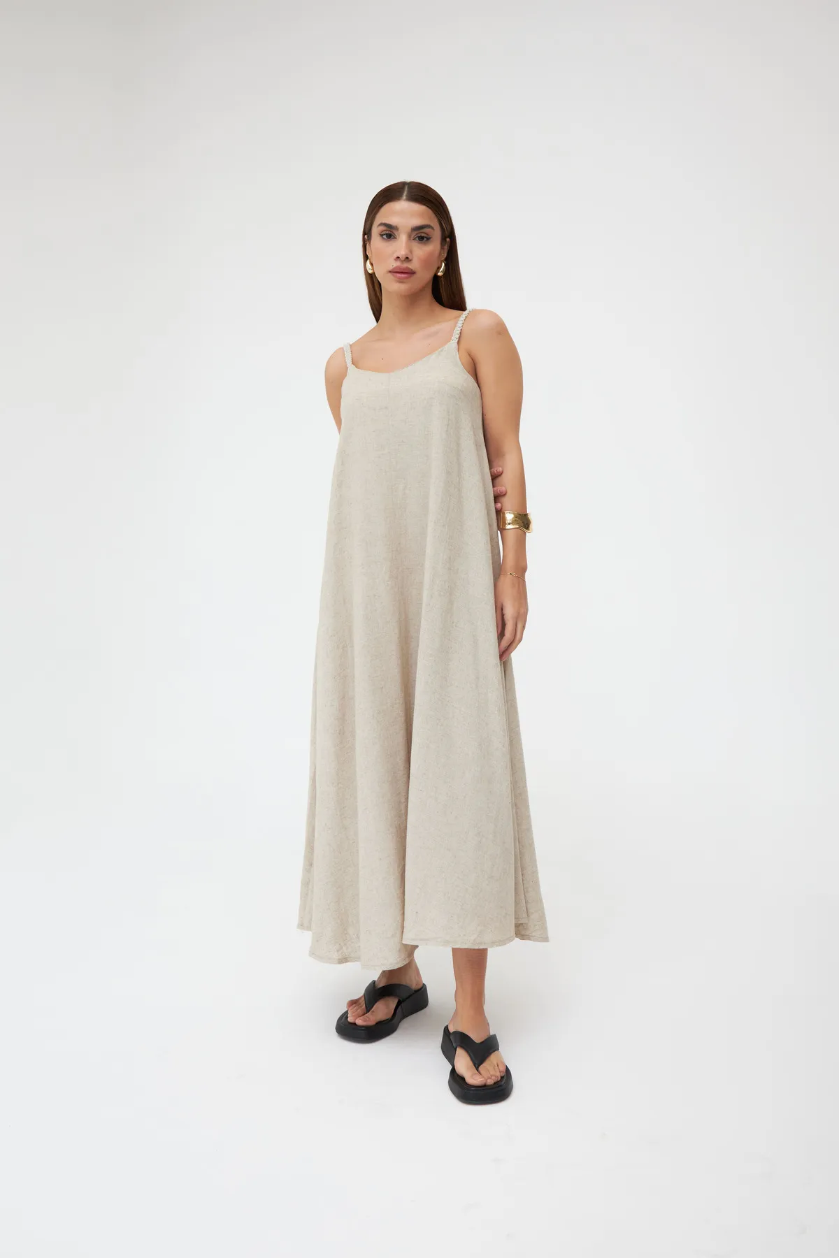 Laluvia  Langes Leinenkleid mit Strickriemen in Steinfarbe